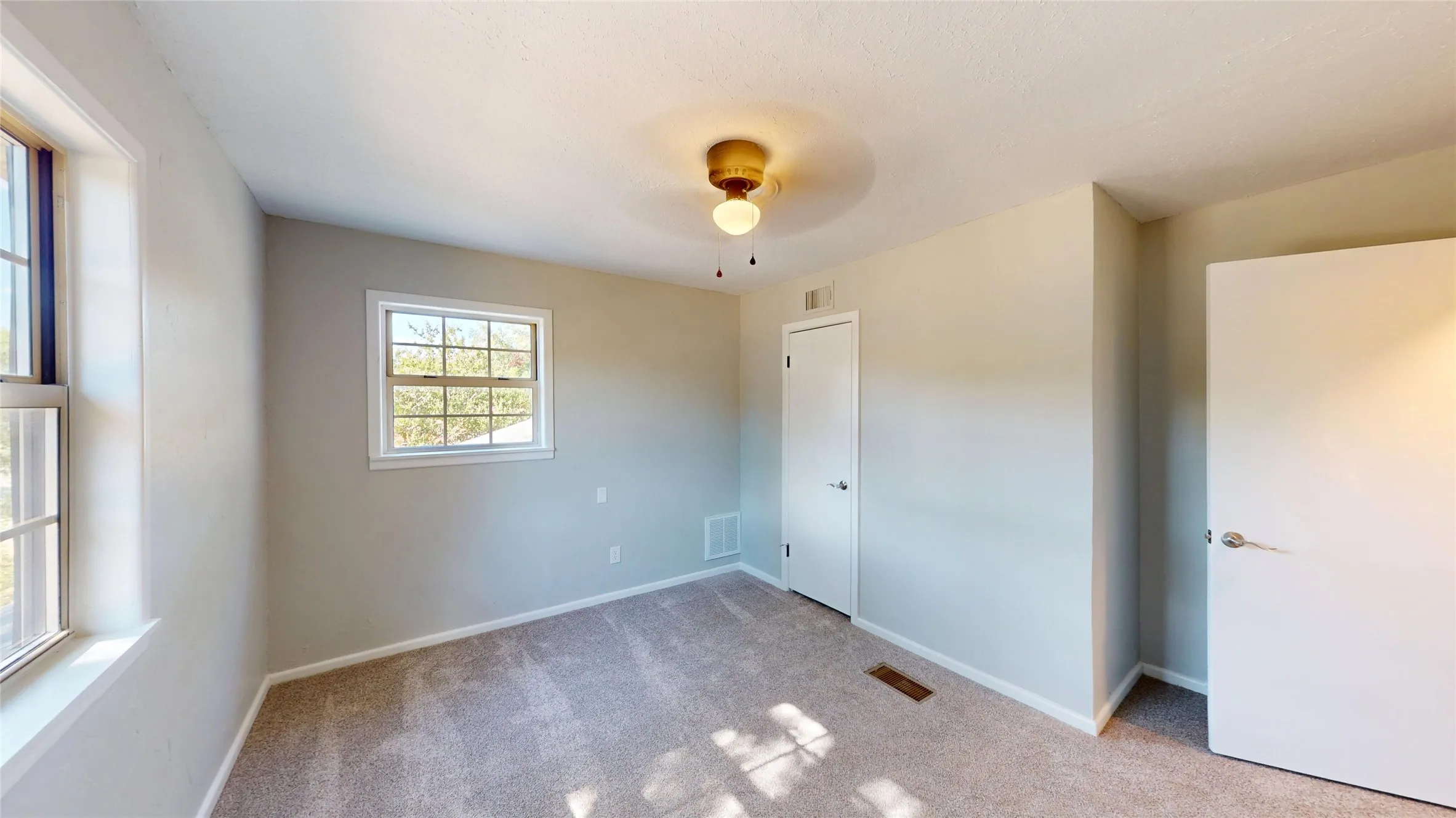 Single Family Residence For Sale in Johnson County , 1105 S Ridgeway Drive, Cleburne, Texas 76033, 5 Bedroom, 2 Bathroom, 1 Garage spaces, 1,852 Sqft, built in 1969, mls#21388793, Real Estate Agent in Cleburne, Homes For Sale in Johnson county, Homes For Sale in Cleburne, Realtor in Cleburne Texas, Real Estate Brokerage Independent Realty Texas, Luminita Cordes Realtor