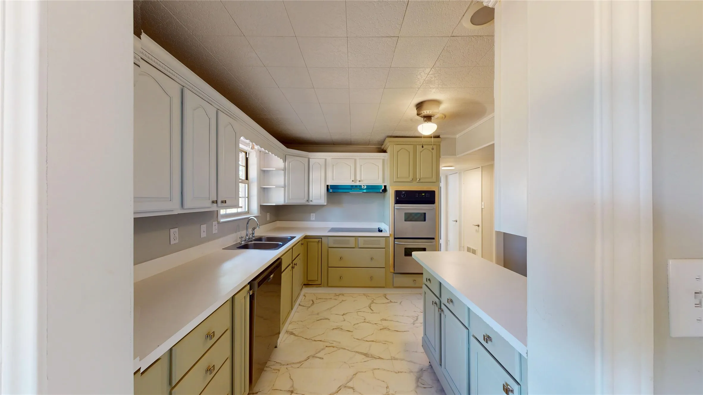 Single Family Residence For Sale in Johnson County , 1105 S Ridgeway Drive, Cleburne, Texas 76033, 5 Bedroom, 2 Bathroom, 1 Garage spaces, 1,852 Sqft, built in 1969, mls#21388793, Real Estate Agent in Cleburne, Homes For Sale in Johnson county, Homes For Sale in Cleburne, Realtor in Cleburne Texas, Real Estate Brokerage Independent Realty Texas, Luminita Cordes Realtor