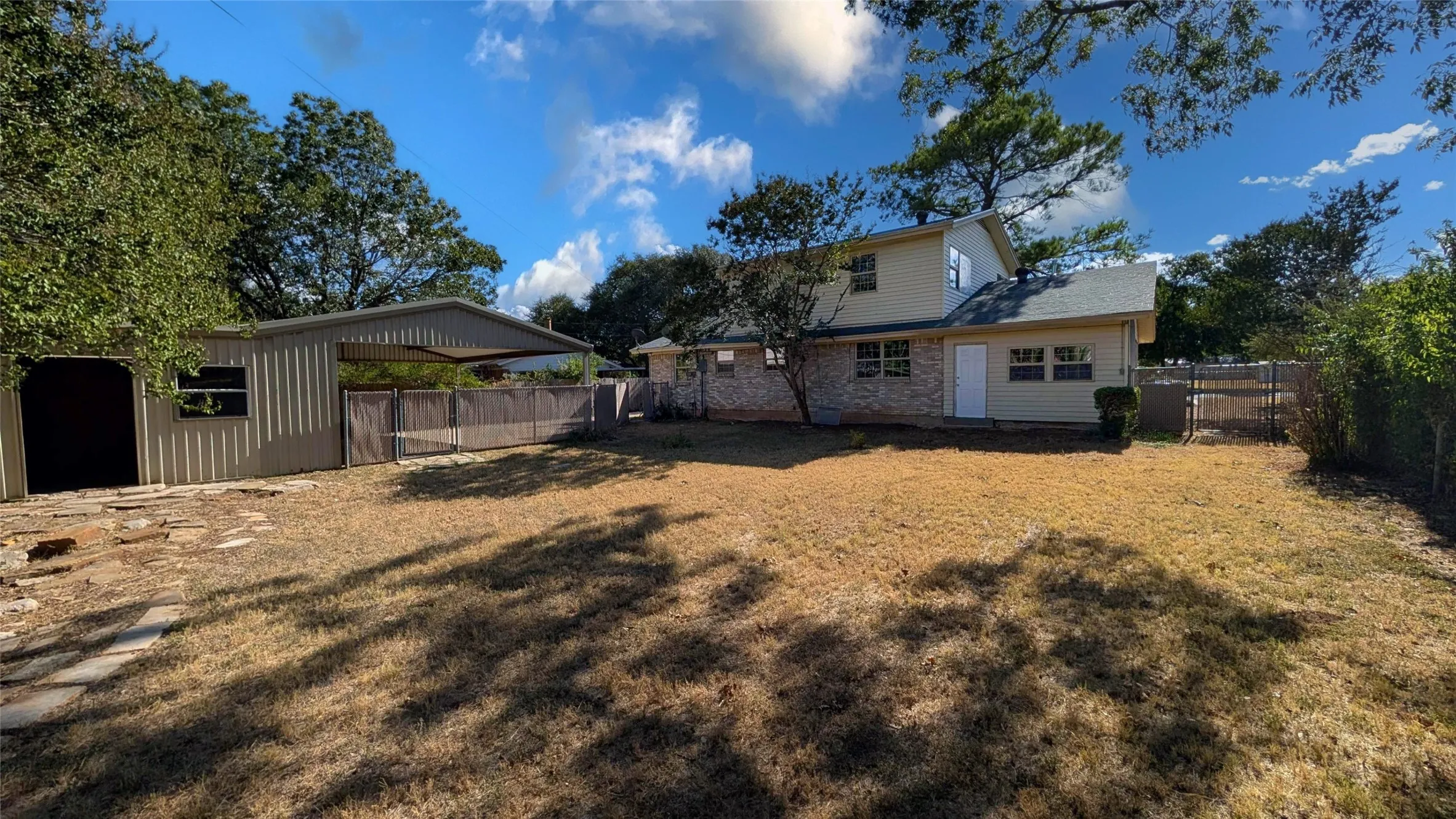 Single Family Residence For Sale in Johnson County , 1105 S Ridgeway Drive, Cleburne, Texas 76033, 5 Bedroom, 2 Bathroom, 1 Garage spaces, 1,852 Sqft, built in 1969, mls#21388793, Real Estate Agent in Cleburne, Homes For Sale in Johnson county, Homes For Sale in Cleburne, Realtor in Cleburne Texas, Real Estate Brokerage Independent Realty Texas, Luminita Cordes Realtor