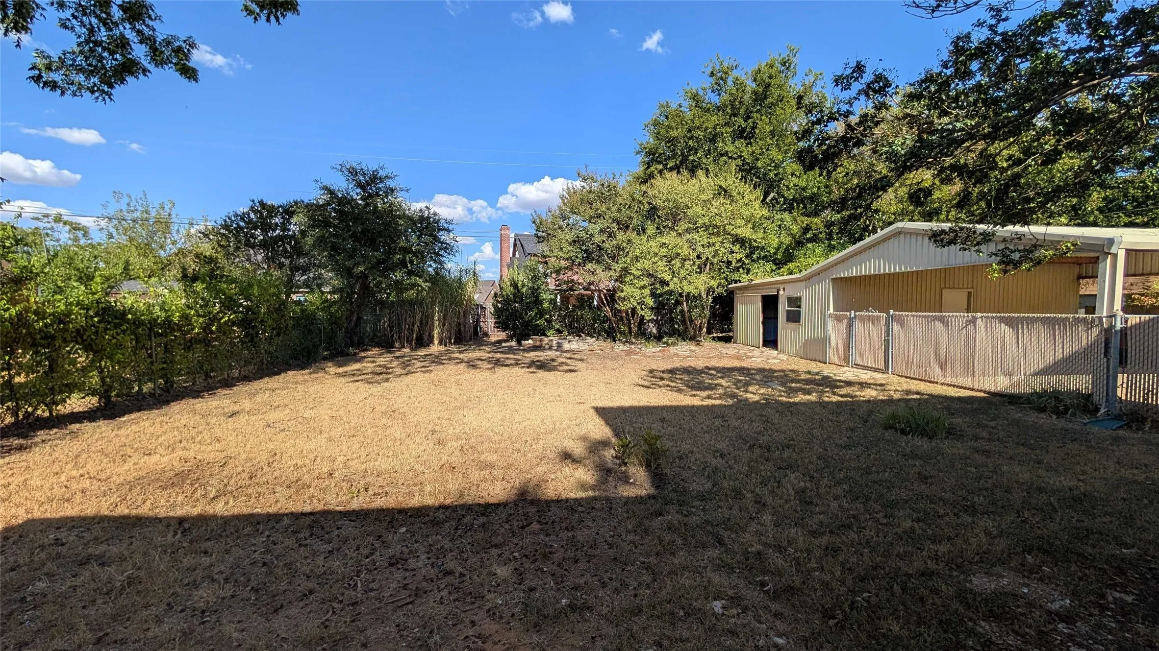 Single Family Residence For Sale in Johnson County , 1105 S Ridgeway Drive, Cleburne, Texas 76033, 5 Bedroom, 2 Bathroom, 1 Garage spaces, 1,852 Sqft, built in 1969, mls#21388793, Real Estate Agent in Cleburne, Homes For Sale in Johnson county, Homes For Sale in Cleburne, Realtor in Cleburne Texas, Real Estate Brokerage Independent Realty Texas, Luminita Cordes Realtor