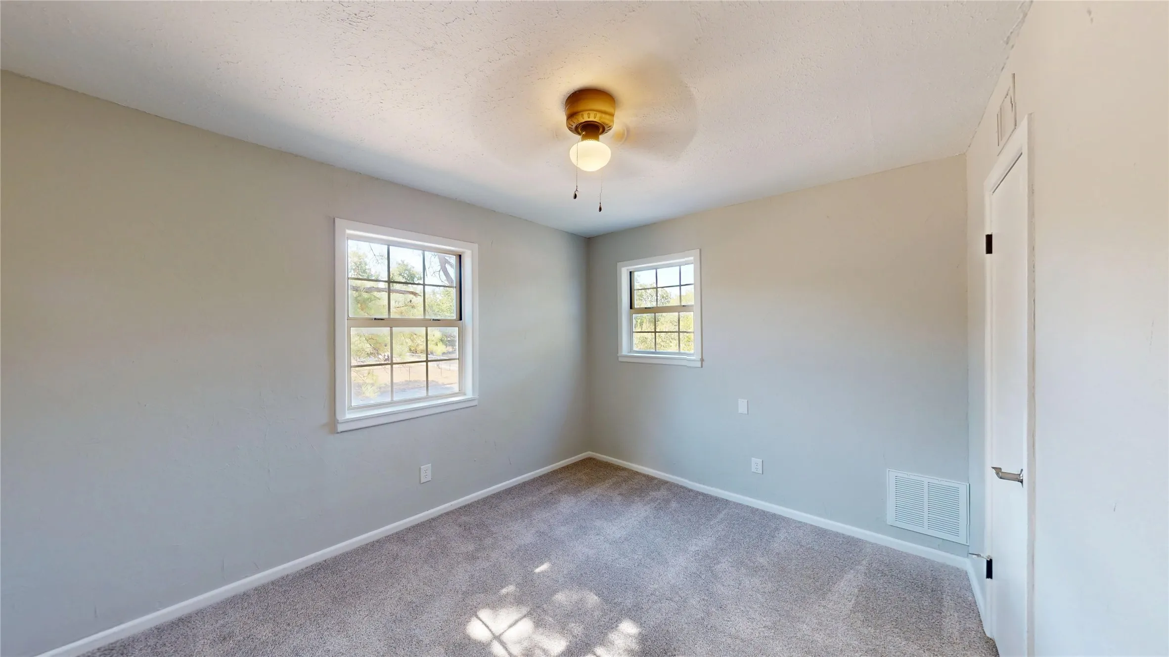 Single Family Residence For Sale in Johnson County , 1105 S Ridgeway Drive, Cleburne, Texas 76033, 5 Bedroom, 2 Bathroom, 1 Garage spaces, 1,852 Sqft, built in 1969, mls#21388793, Real Estate Agent in Cleburne, Homes For Sale in Johnson county, Homes For Sale in Cleburne, Realtor in Cleburne Texas, Real Estate Brokerage Independent Realty Texas, Luminita Cordes Realtor