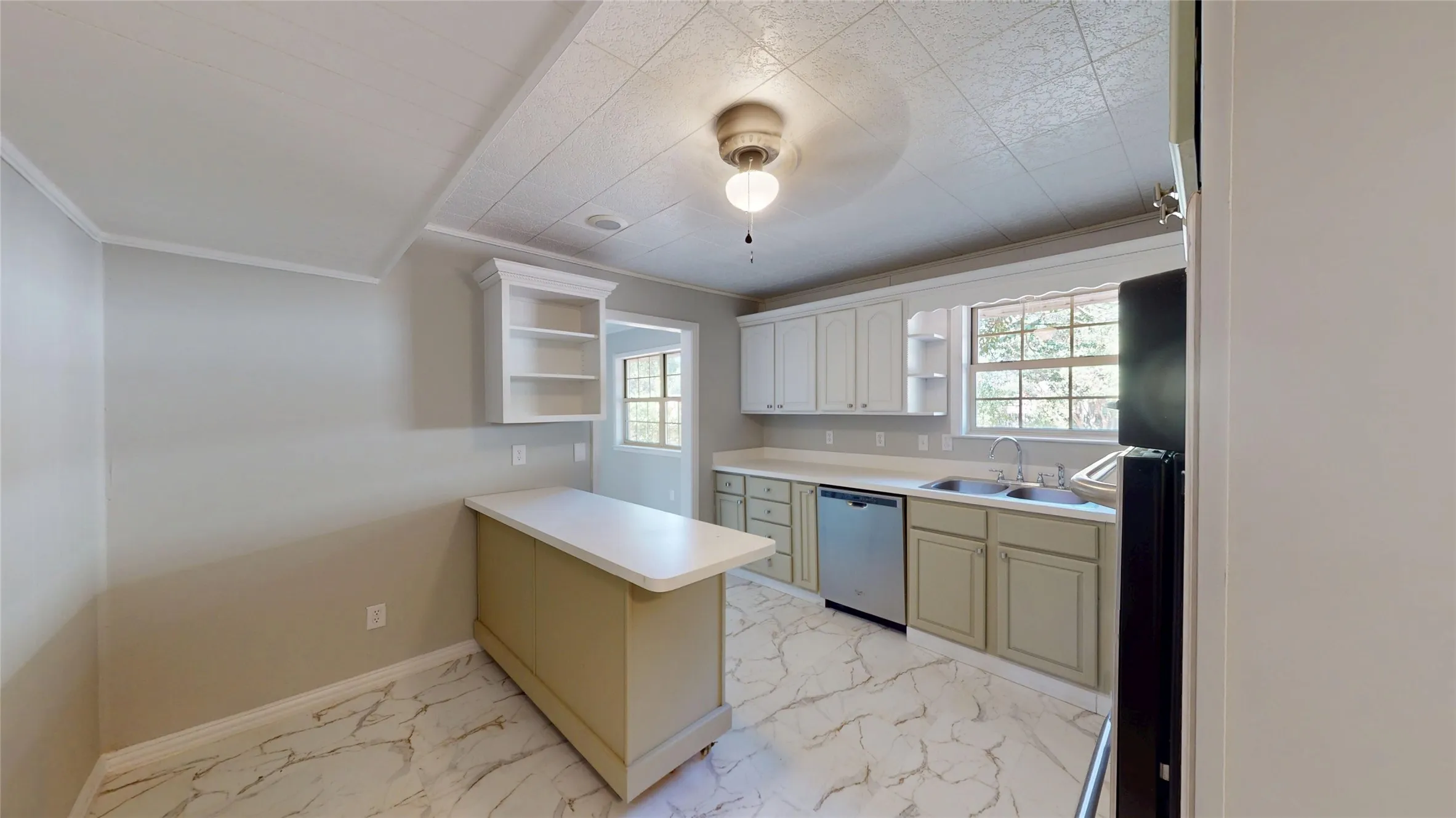 Single Family Residence For Sale in Johnson County , 1105 S Ridgeway Drive, Cleburne, Texas 76033, 5 Bedroom, 2 Bathroom, 1 Garage spaces, 1,852 Sqft, built in 1969, mls#21388793, Real Estate Agent in Cleburne, Homes For Sale in Johnson county, Homes For Sale in Cleburne, Realtor in Cleburne Texas, Real Estate Brokerage Independent Realty Texas, Luminita Cordes Realtor
