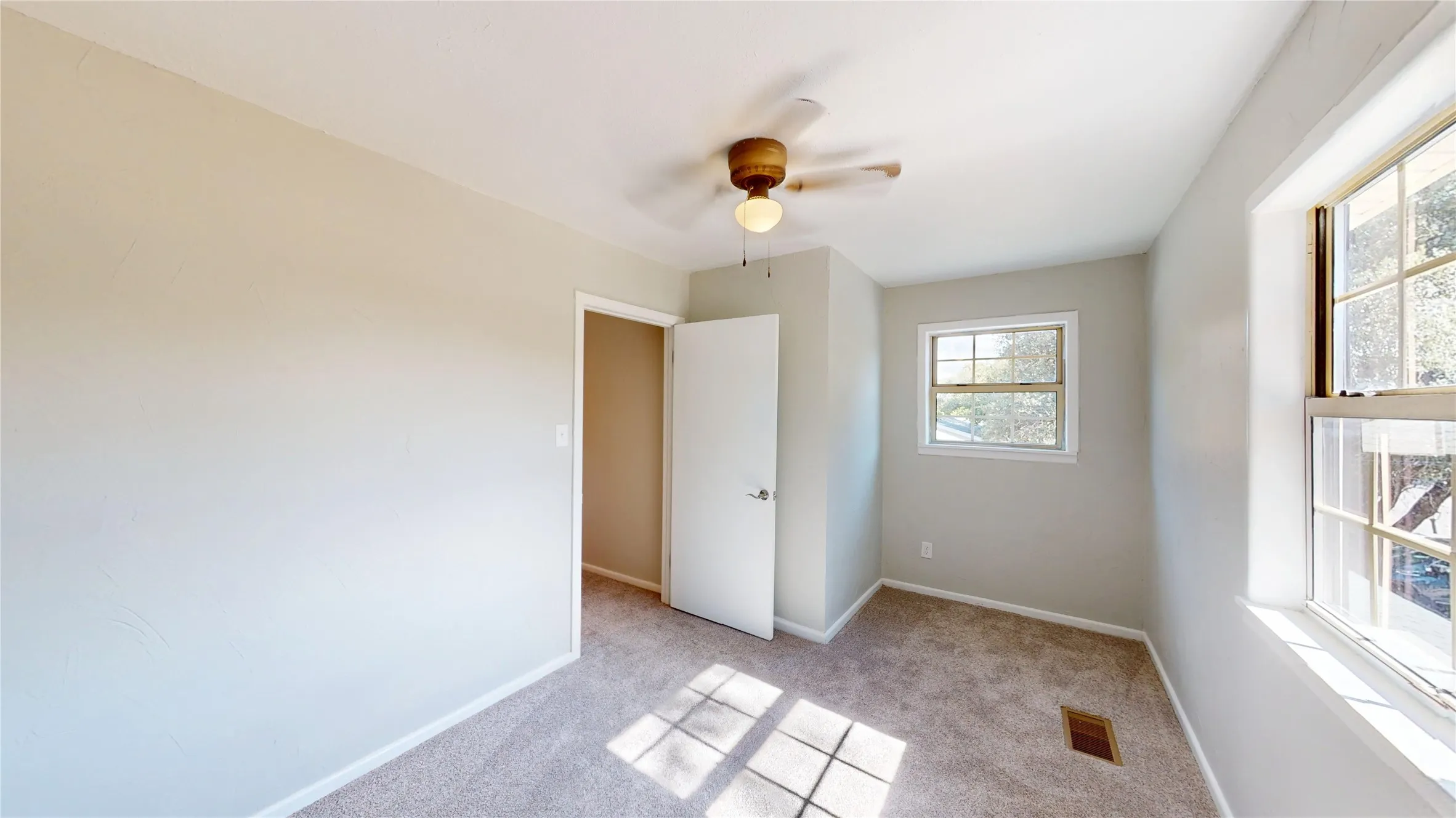 Single Family Residence For Sale in Johnson County , 1105 S Ridgeway Drive, Cleburne, Texas 76033, 5 Bedroom, 2 Bathroom, 1 Garage spaces, 1,852 Sqft, built in 1969, mls#21388793, Real Estate Agent in Cleburne, Homes For Sale in Johnson county, Homes For Sale in Cleburne, Realtor in Cleburne Texas, Real Estate Brokerage Independent Realty Texas, Luminita Cordes Realtor