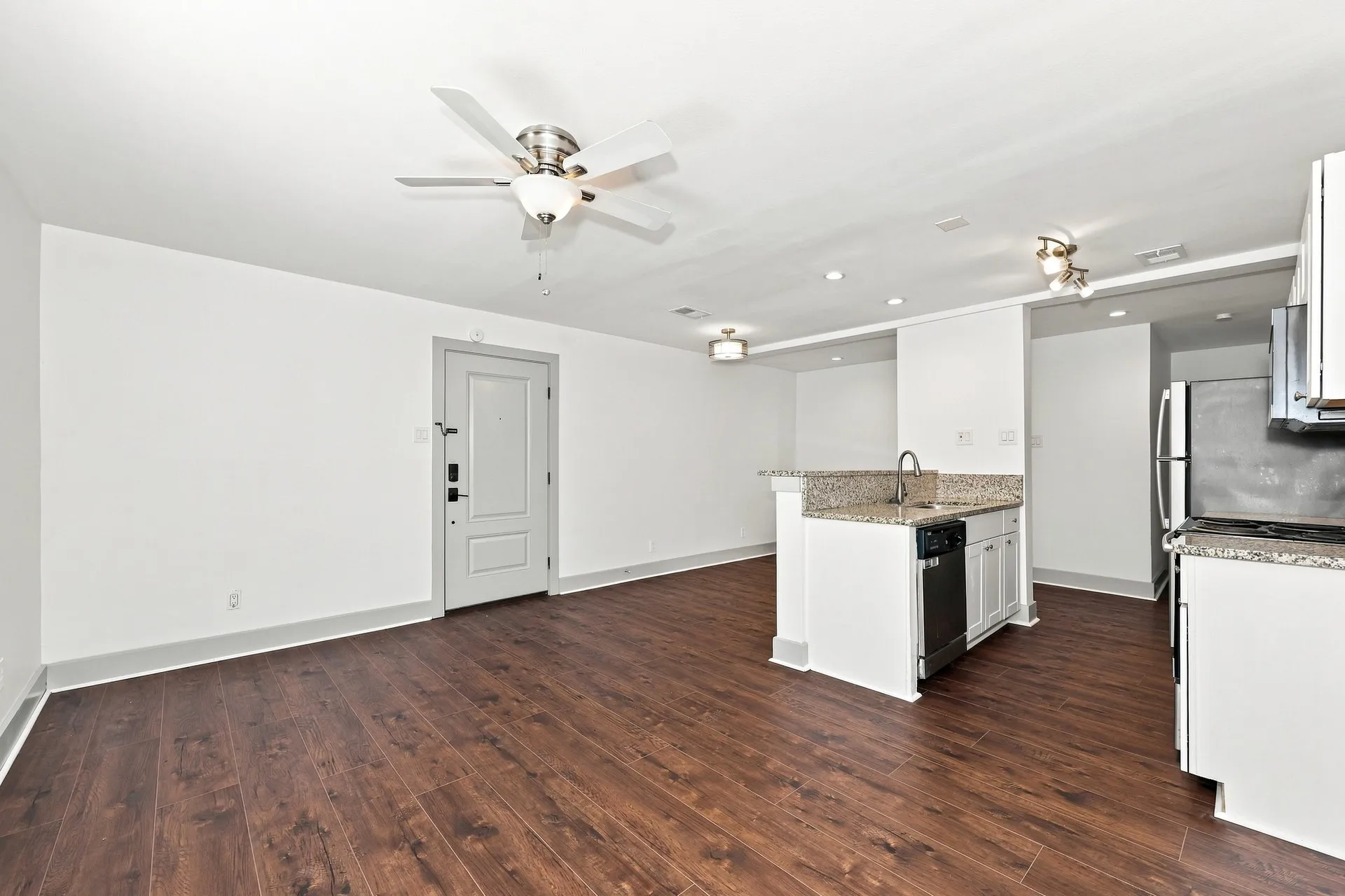 Condominium For Sale in Dallas County , 4633 Fairmount Street 104, Dallas, Texas 75219, 2 Bedroom, 2 Bathroom, Garage spaces, 773 Sqft, built in 1974, mls#21388986, Real Estate Agent in Dallas, Homes For Sale in Dallas county, Homes For Sale in Dallas, Realtor in Dallas Texas, Real Estate Brokerage Independent Realty Texas, Luminita Cordes Realtor