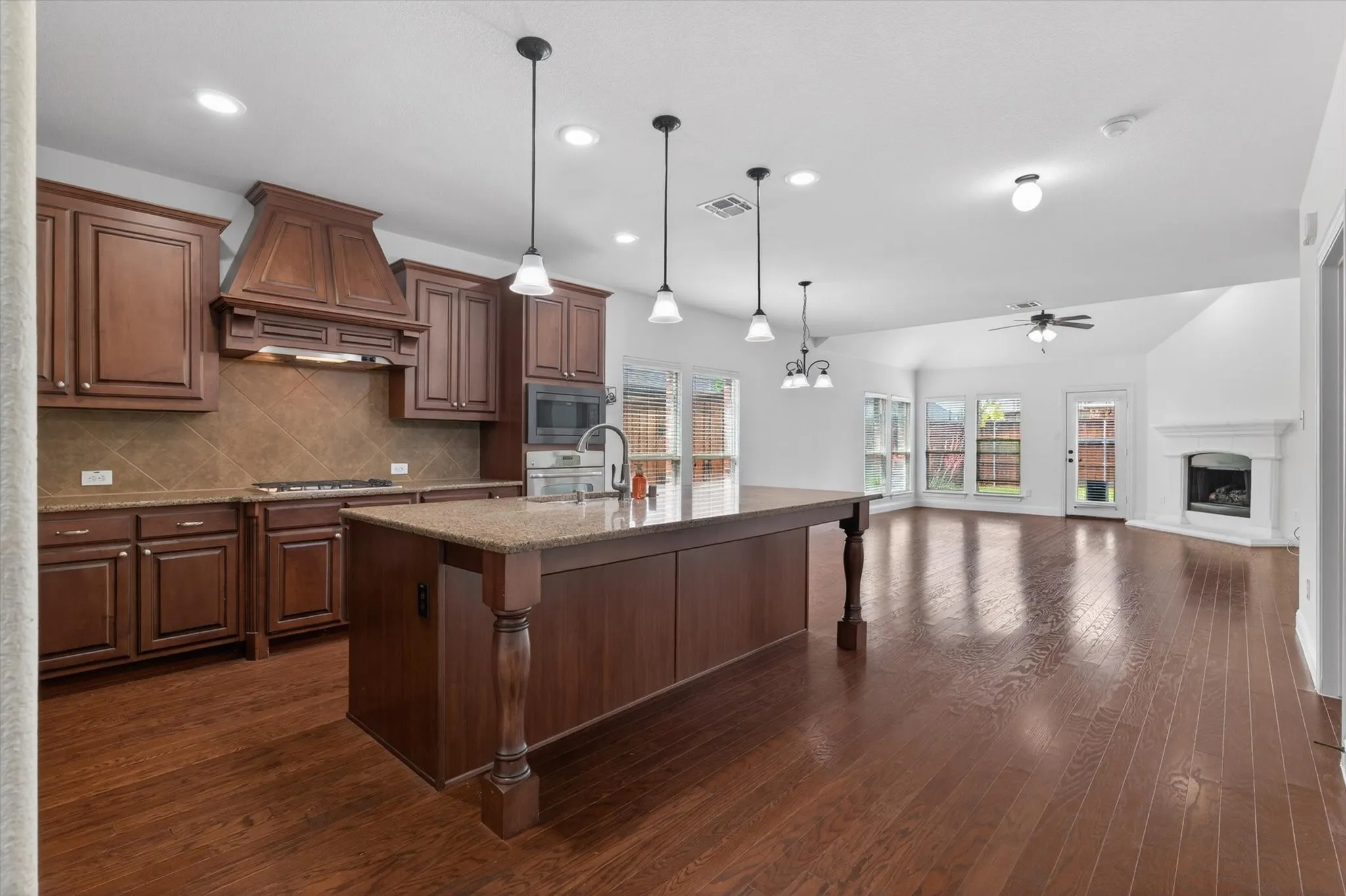 Single Family Residence For Sale in Collin County , 9626 Lance Drive, Frisco, Texas 75035, 4 Bedroom, 4 Bathroom, 2 Garage spaces, 3,024 Sqft, built in 2011, mls#21387340, Real Estate Agent in Frisco, Homes For Sale in Collin county, Homes For Sale in Frisco, Realtor in Frisco Texas, Real Estate Brokerage Independent Realty Texas, Luminita Cordes Realtor