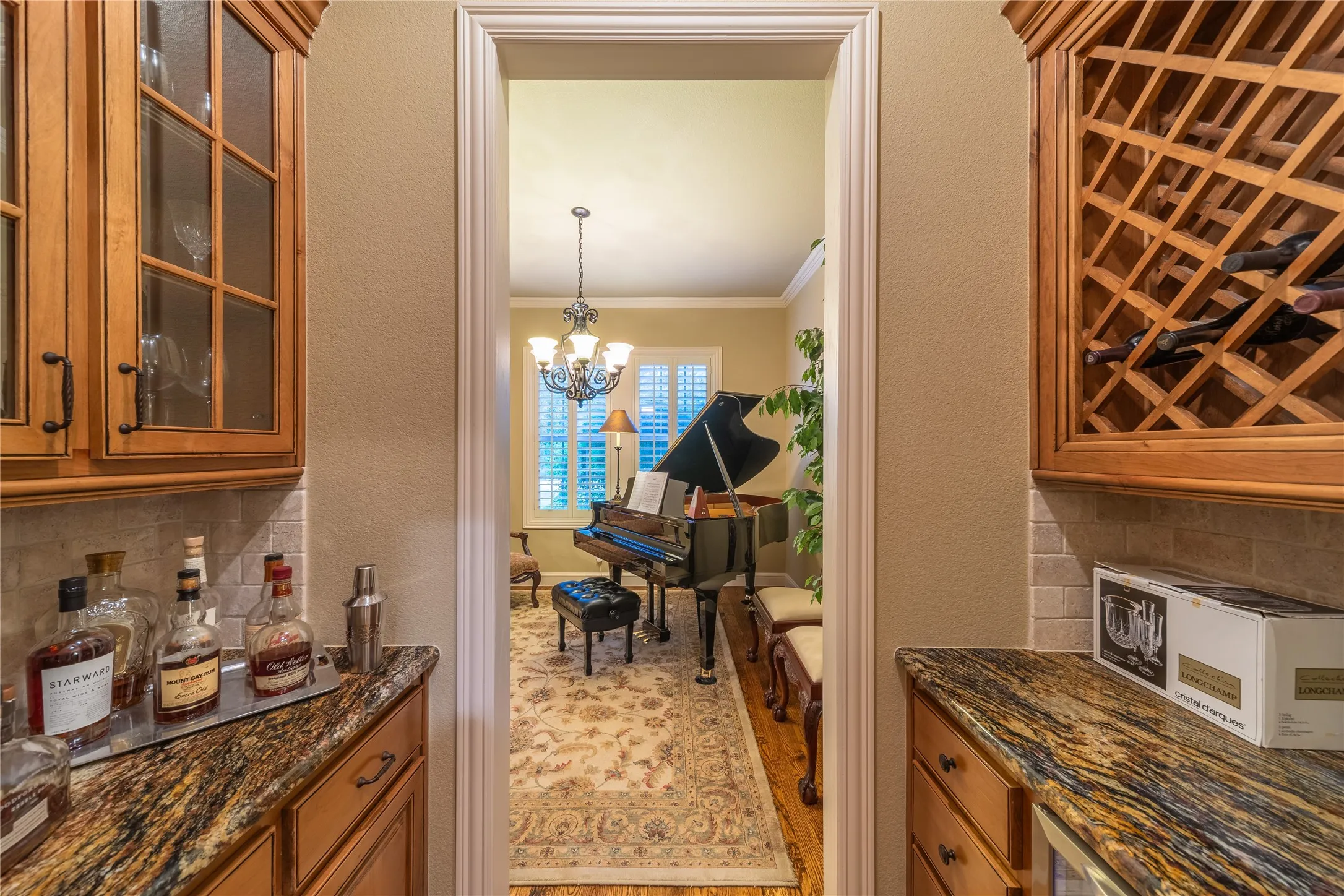The butlers pantry and bar is located between the kitchen and the formal dining room.