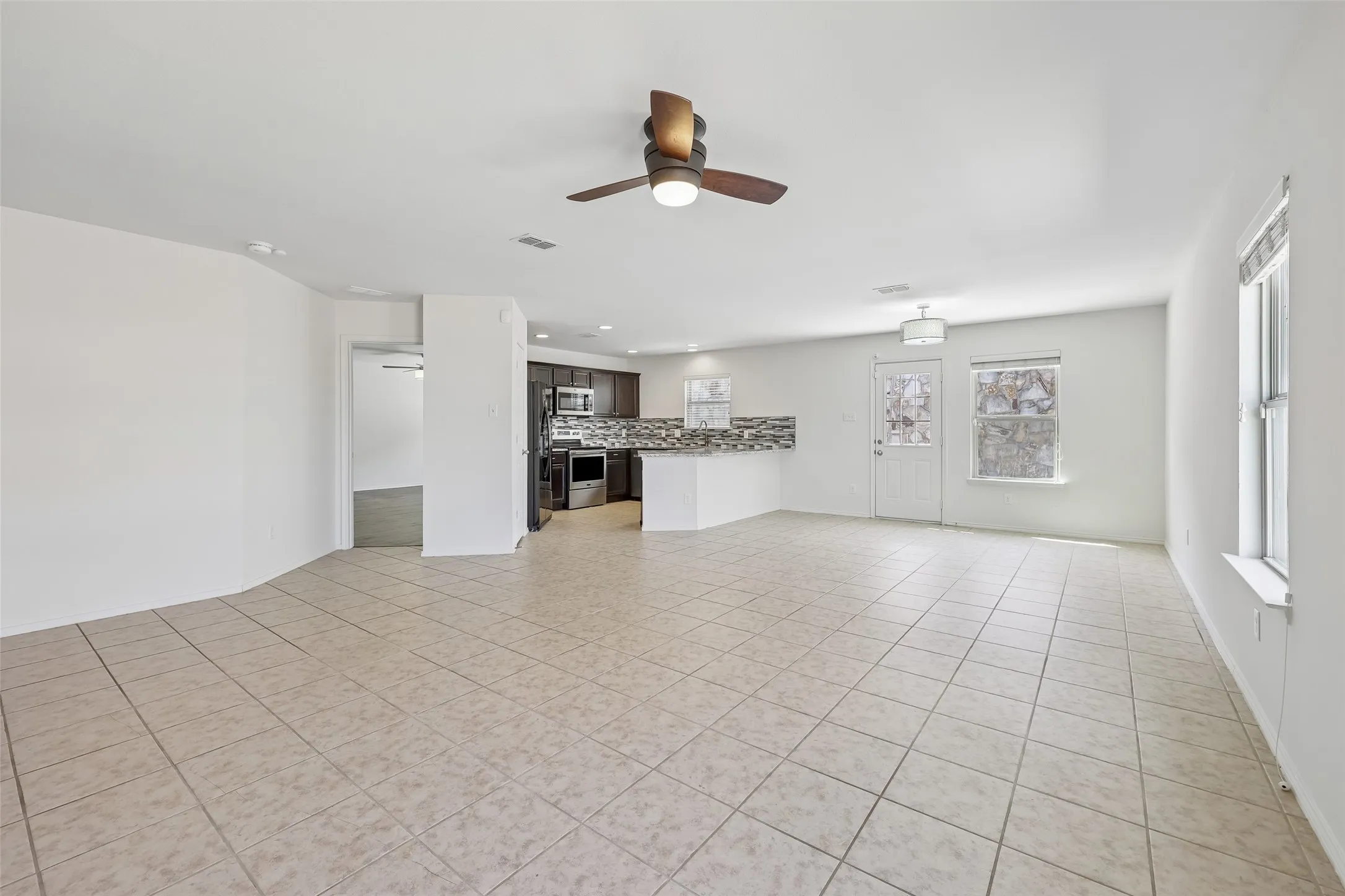 Single Family Residence For Sale in Tarrant County , 908 Blackberry Trail, Fort Worth, Texas 76120, 3 Bedroom, 2 Bathroom, 2 Garage spaces, 1,798 Sqft, built in 2013, mls#21388262, Real Estate Agent in Fort Worth, Homes For Sale in Tarrant county, Homes For Sale in Fort Worth, Realtor in Fort Worth Texas, Real Estate Brokerage Independent Realty Texas, Luminita Cordes Realtor