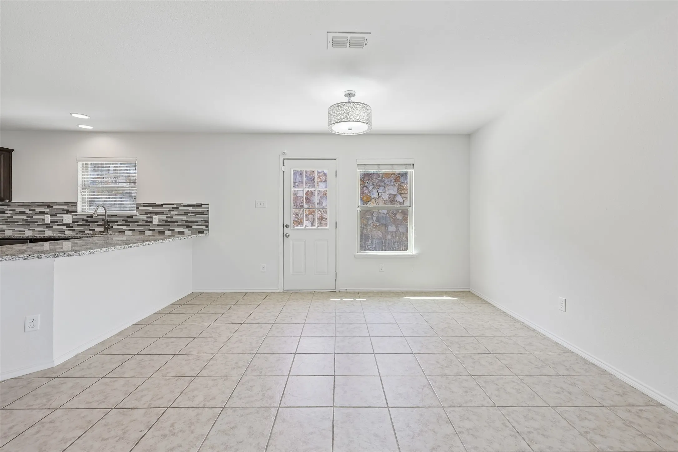 Single Family Residence For Sale in Tarrant County , 908 Blackberry Trail, Fort Worth, Texas 76120, 3 Bedroom, 2 Bathroom, 2 Garage spaces, 1,798 Sqft, built in 2013, mls#21388262, Real Estate Agent in Fort Worth, Homes For Sale in Tarrant county, Homes For Sale in Fort Worth, Realtor in Fort Worth Texas, Real Estate Brokerage Independent Realty Texas, Luminita Cordes Realtor