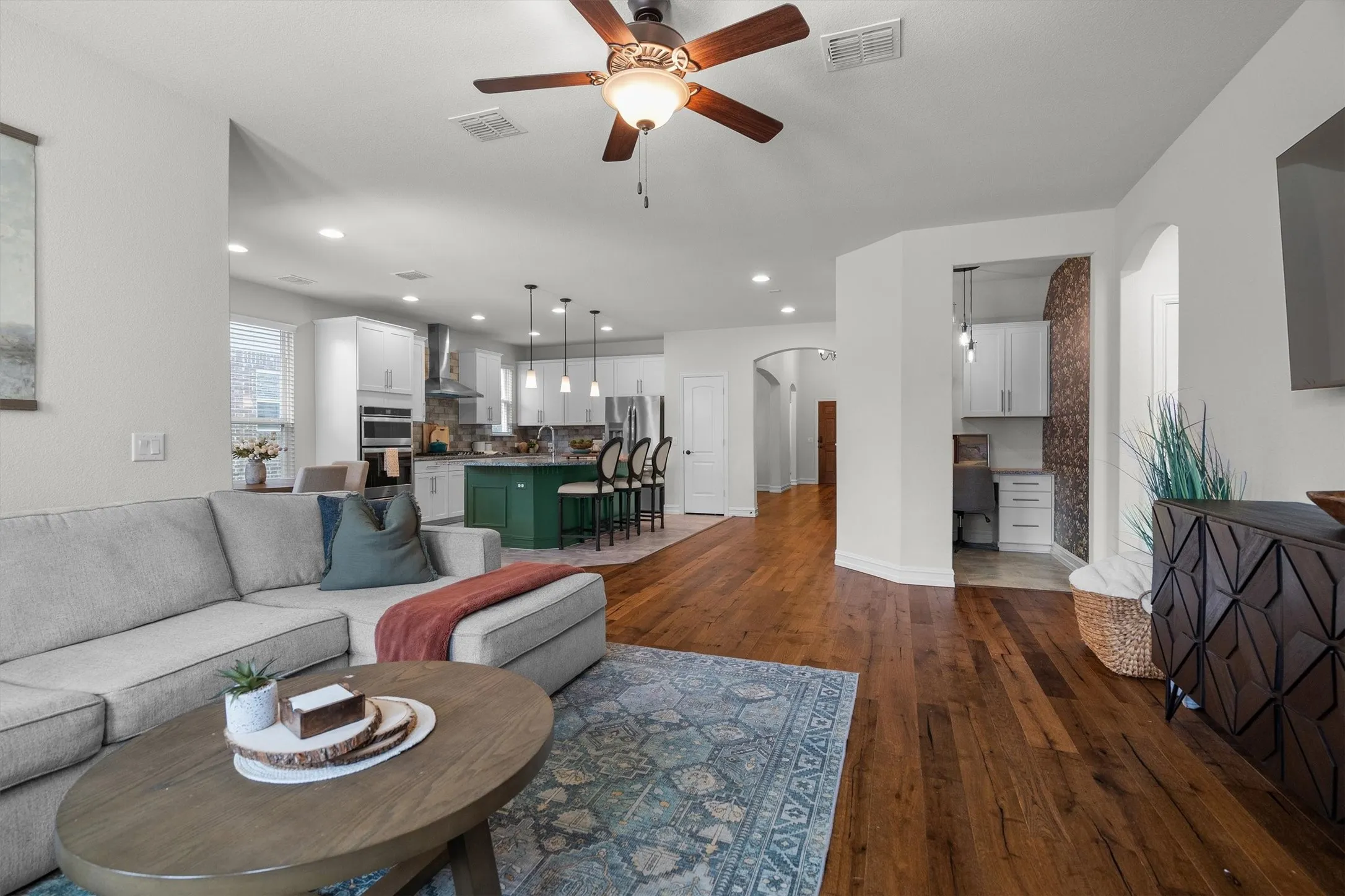 Single Family Residence For Sale in Denton County , 6513 Cedarhurst Court, Denton, Texas 76226, 3 Bedroom, 3 Bathroom, Garage spaces, 2,648 Sqft, built in 2019, mls#21387493, Real Estate Agent in Denton, Homes For Sale in Denton county, Homes For Sale in Denton, Realtor in Denton Texas, Real Estate Brokerage Independent Realty Texas, Luminita Cordes Realtor