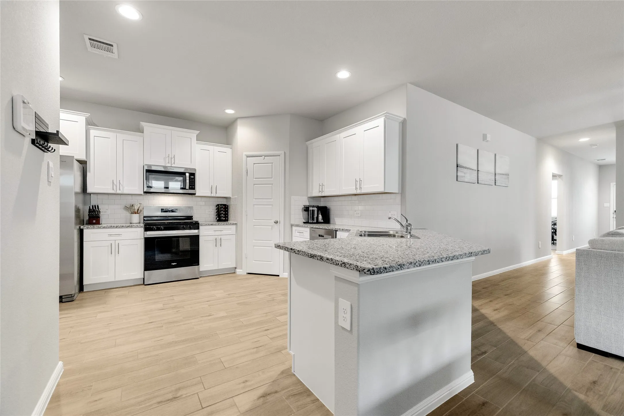Single Family Residence For Sale in Tarrant County , 6729 Windfall Drive, Fort Worth, Texas 76135, 3 Bedroom, 2 Bathroom, 2 Garage spaces, 1,628 Sqft, built in 2024, mls#21377611, Real Estate Agent in Fort Worth, Homes For Sale in Tarrant county, Homes For Sale in Fort Worth, Realtor in Fort Worth Texas, Real Estate Brokerage Independent Realty Texas, Luminita Cordes Realtor
