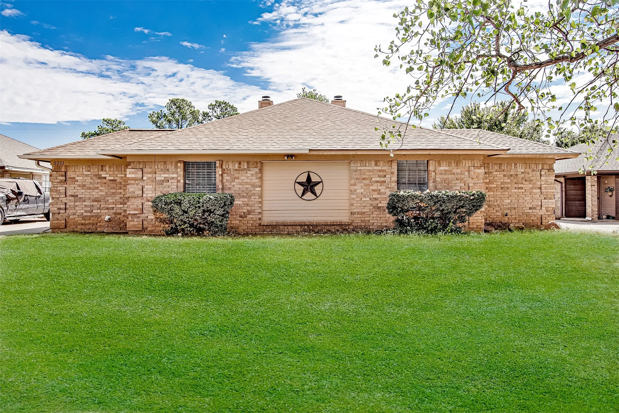 Single Family Residence For Sale in Tarrant County , 5211 Wild West Drive, Arlington, Texas 76017, 2 Bedroom, 2 Bathroom, Garage spaces, 1,272 Sqft, built in 1984, mls#21388404, Real Estate Agent in Arlington, Homes For Sale in Tarrant county, Homes For Sale in Arlington, Realtor in Arlington Texas, Real Estate Brokerage Independent Realty Texas, Luminita Cordes Realtor