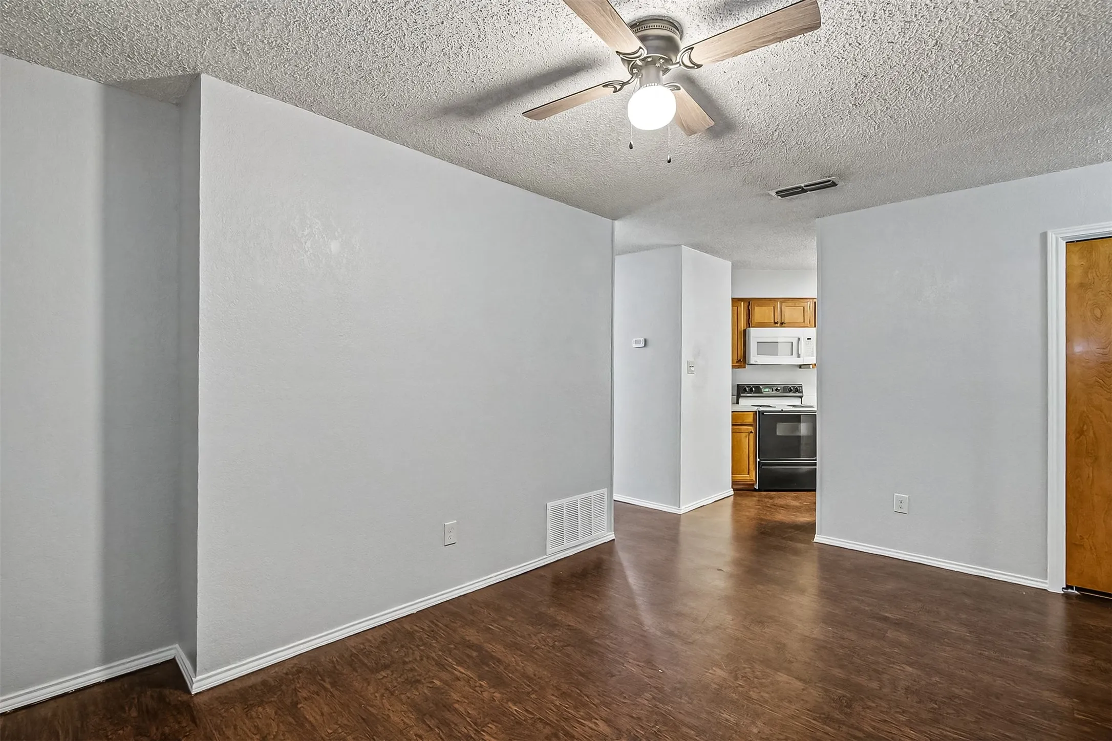 Single Family Residence For Sale in Tarrant County , 5211 Wild West Drive, Arlington, Texas 76017, 2 Bedroom, 2 Bathroom, Garage spaces, 1,272 Sqft, built in 1984, mls#21388404, Real Estate Agent in Arlington, Homes For Sale in Tarrant county, Homes For Sale in Arlington, Realtor in Arlington Texas, Real Estate Brokerage Independent Realty Texas, Luminita Cordes Realtor