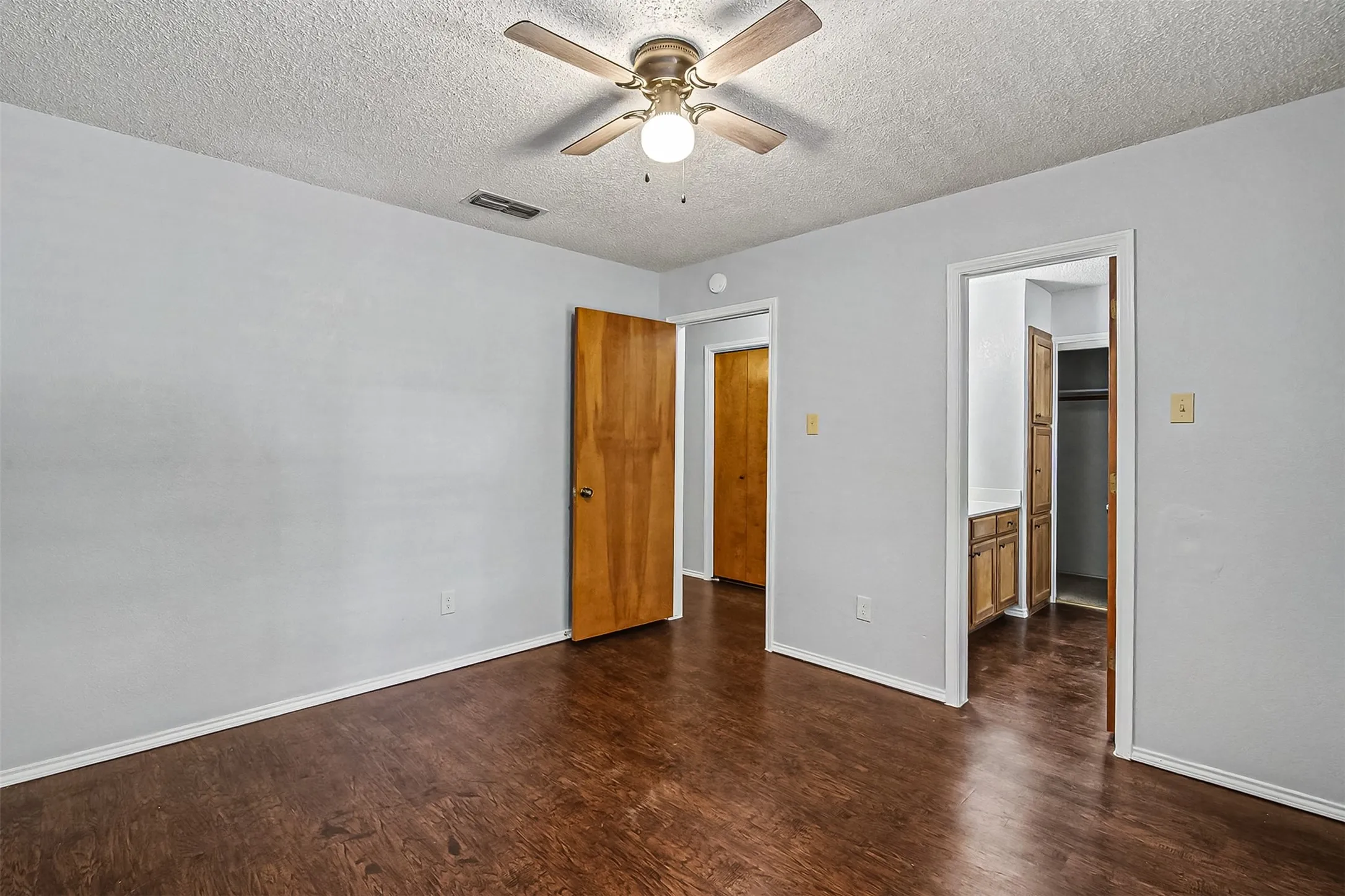 Single Family Residence For Sale in Tarrant County , 5211 Wild West Drive, Arlington, Texas 76017, 2 Bedroom, 2 Bathroom, Garage spaces, 1,272 Sqft, built in 1984, mls#21388404, Real Estate Agent in Arlington, Homes For Sale in Tarrant county, Homes For Sale in Arlington, Realtor in Arlington Texas, Real Estate Brokerage Independent Realty Texas, Luminita Cordes Realtor