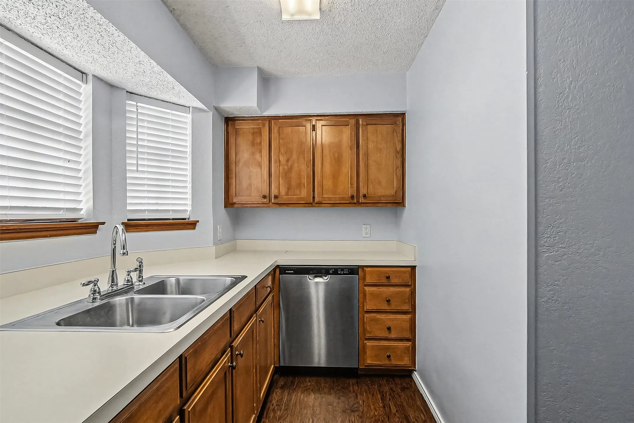 Single Family Residence For Sale in Tarrant County , 5211 Wild West Drive, Arlington, Texas 76017, 2 Bedroom, 2 Bathroom, Garage spaces, 1,272 Sqft, built in 1984, mls#21388404, Real Estate Agent in Arlington, Homes For Sale in Tarrant county, Homes For Sale in Arlington, Realtor in Arlington Texas, Real Estate Brokerage Independent Realty Texas, Luminita Cordes Realtor