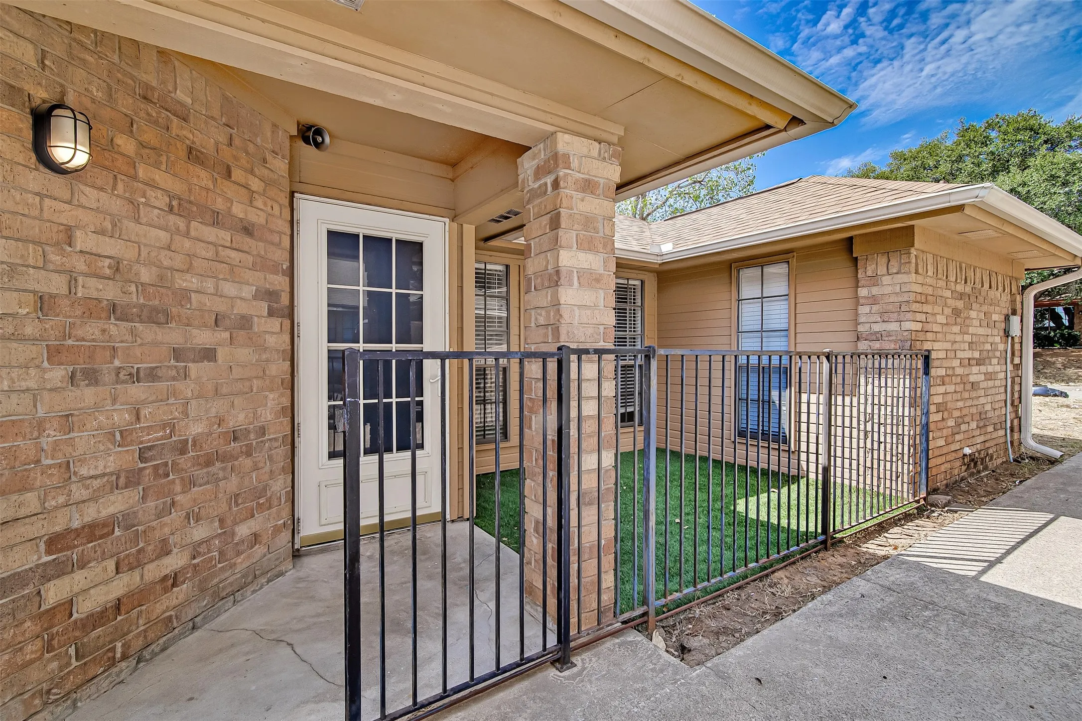 Single Family Residence For Sale in Tarrant County , 5211 Wild West Drive, Arlington, Texas 76017, 2 Bedroom, 2 Bathroom, Garage spaces, 1,272 Sqft, built in 1984, mls#21388404, Real Estate Agent in Arlington, Homes For Sale in Tarrant county, Homes For Sale in Arlington, Realtor in Arlington Texas, Real Estate Brokerage Independent Realty Texas, Luminita Cordes Realtor