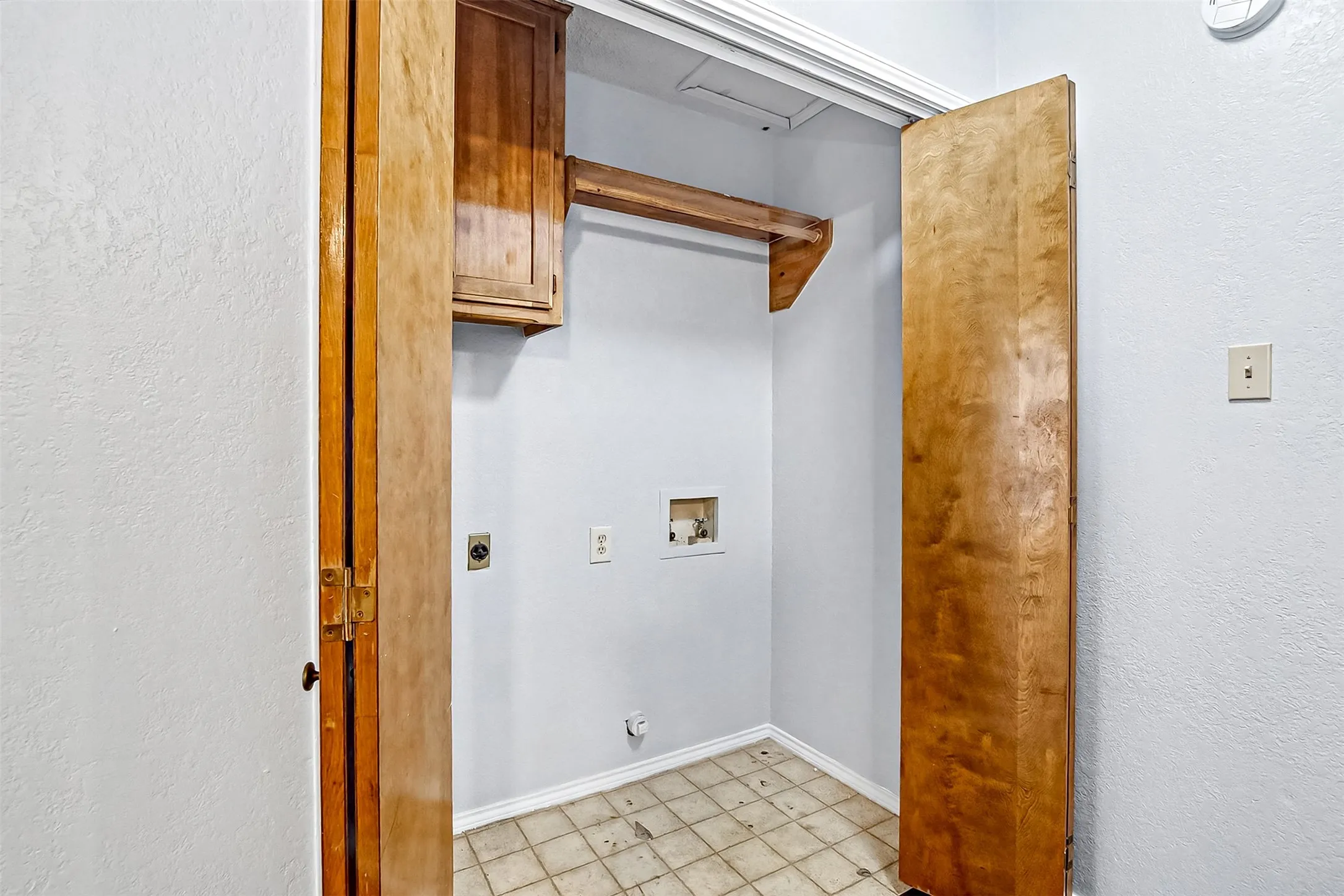 Single Family Residence For Sale in Tarrant County , 5211 Wild West Drive, Arlington, Texas 76017, 2 Bedroom, 2 Bathroom, Garage spaces, 1,272 Sqft, built in 1984, mls#21388404, Real Estate Agent in Arlington, Homes For Sale in Tarrant county, Homes For Sale in Arlington, Realtor in Arlington Texas, Real Estate Brokerage Independent Realty Texas, Luminita Cordes Realtor
