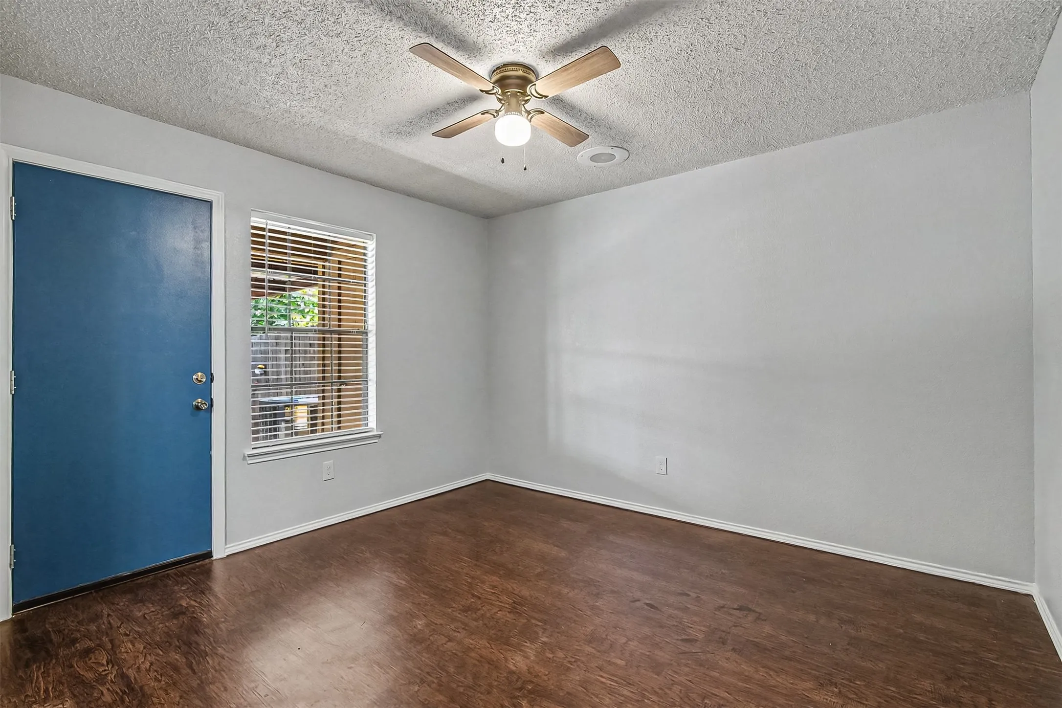 Single Family Residence For Sale in Tarrant County , 5211 Wild West Drive, Arlington, Texas 76017, 2 Bedroom, 2 Bathroom, Garage spaces, 1,272 Sqft, built in 1984, mls#21388404, Real Estate Agent in Arlington, Homes For Sale in Tarrant county, Homes For Sale in Arlington, Realtor in Arlington Texas, Real Estate Brokerage Independent Realty Texas, Luminita Cordes Realtor