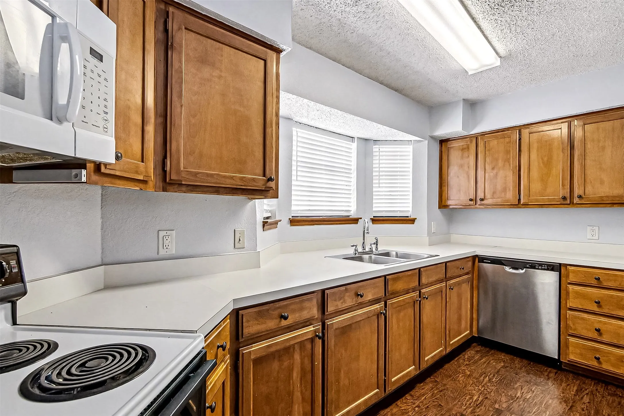 Single Family Residence For Sale in Tarrant County , 5211 Wild West Drive, Arlington, Texas 76017, 2 Bedroom, 2 Bathroom, Garage spaces, 1,272 Sqft, built in 1984, mls#21388404, Real Estate Agent in Arlington, Homes For Sale in Tarrant county, Homes For Sale in Arlington, Realtor in Arlington Texas, Real Estate Brokerage Independent Realty Texas, Luminita Cordes Realtor