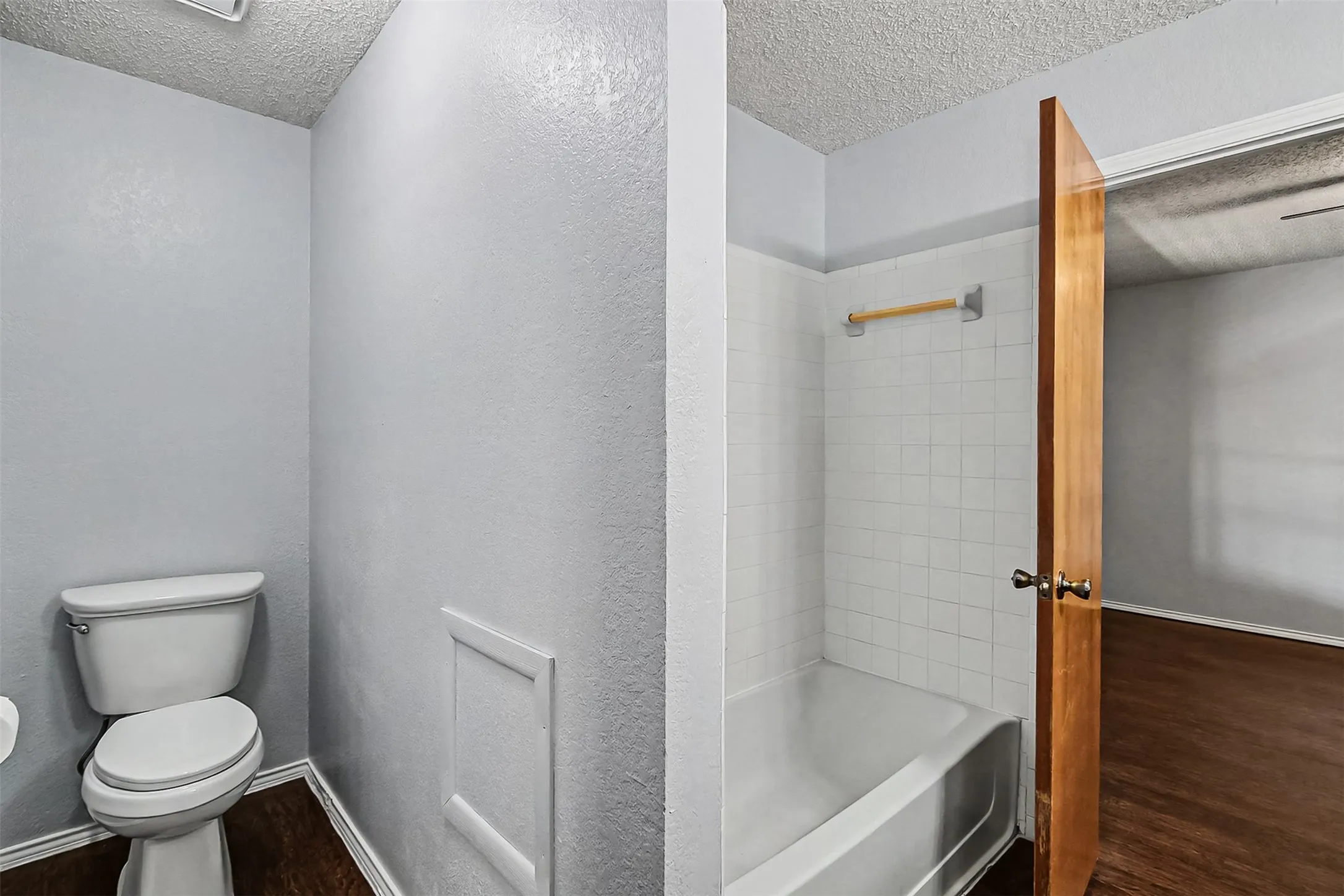 Single Family Residence For Sale in Tarrant County , 5211 Wild West Drive, Arlington, Texas 76017, 2 Bedroom, 2 Bathroom, Garage spaces, 1,272 Sqft, built in 1984, mls#21388404, Real Estate Agent in Arlington, Homes For Sale in Tarrant county, Homes For Sale in Arlington, Realtor in Arlington Texas, Real Estate Brokerage Independent Realty Texas, Luminita Cordes Realtor