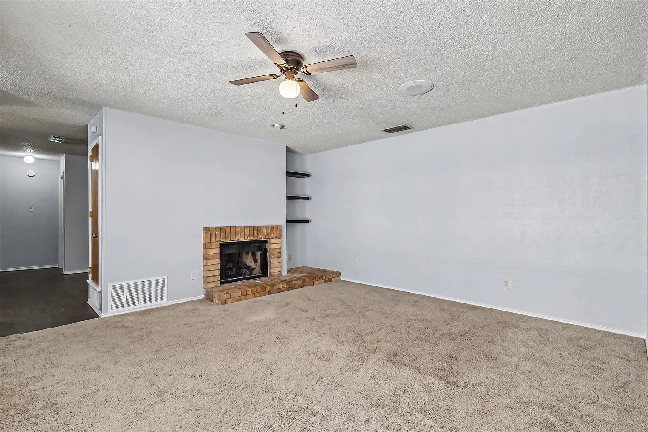 Single Family Residence For Sale in Tarrant County , 5211 Wild West Drive, Arlington, Texas 76017, 2 Bedroom, 2 Bathroom, Garage spaces, 1,272 Sqft, built in 1984, mls#21388404, Real Estate Agent in Arlington, Homes For Sale in Tarrant county, Homes For Sale in Arlington, Realtor in Arlington Texas, Real Estate Brokerage Independent Realty Texas, Luminita Cordes Realtor