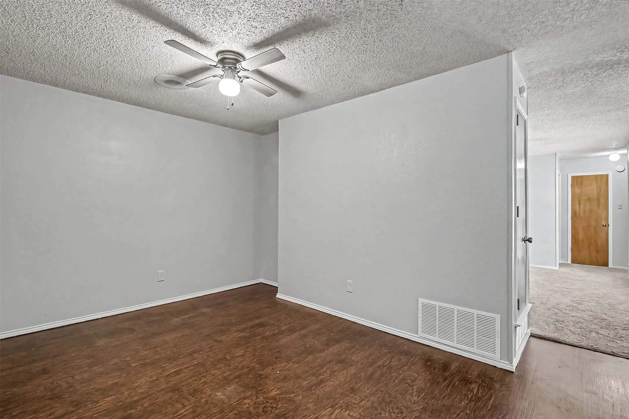 Single Family Residence For Sale in Tarrant County , 5211 Wild West Drive, Arlington, Texas 76017, 2 Bedroom, 2 Bathroom, Garage spaces, 1,272 Sqft, built in 1984, mls#21388404, Real Estate Agent in Arlington, Homes For Sale in Tarrant county, Homes For Sale in Arlington, Realtor in Arlington Texas, Real Estate Brokerage Independent Realty Texas, Luminita Cordes Realtor