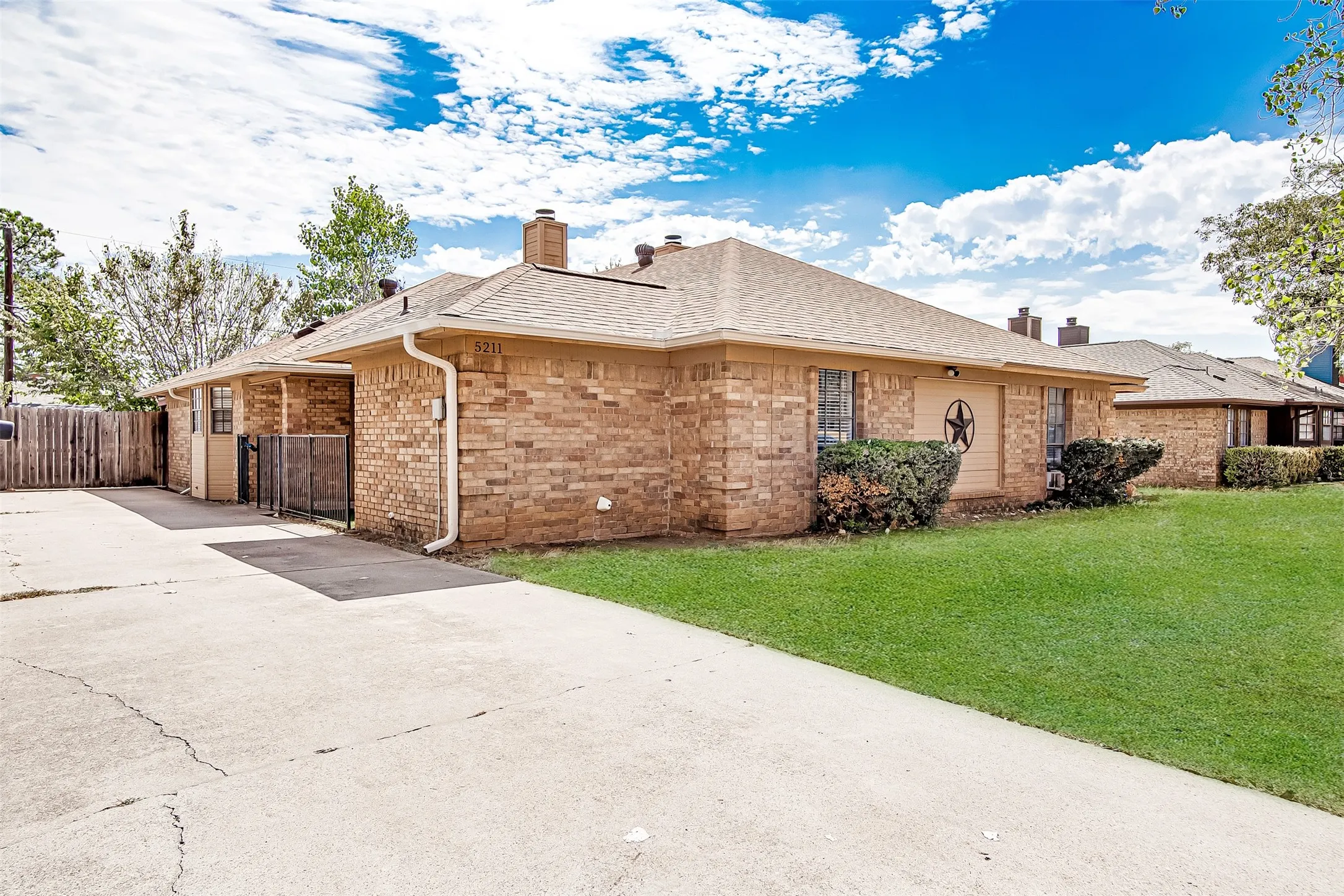 Single Family Residence For Sale in Tarrant County , 5211 Wild West Drive, Arlington, Texas 76017, 2 Bedroom, 2 Bathroom, Garage spaces, 1,272 Sqft, built in 1984, mls#21388404, Real Estate Agent in Arlington, Homes For Sale in Tarrant county, Homes For Sale in Arlington, Realtor in Arlington Texas, Real Estate Brokerage Independent Realty Texas, Luminita Cordes Realtor