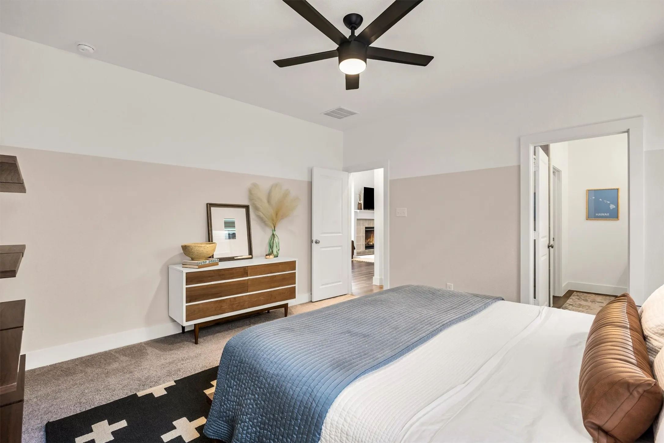 Ceiling fan with integrated lighting