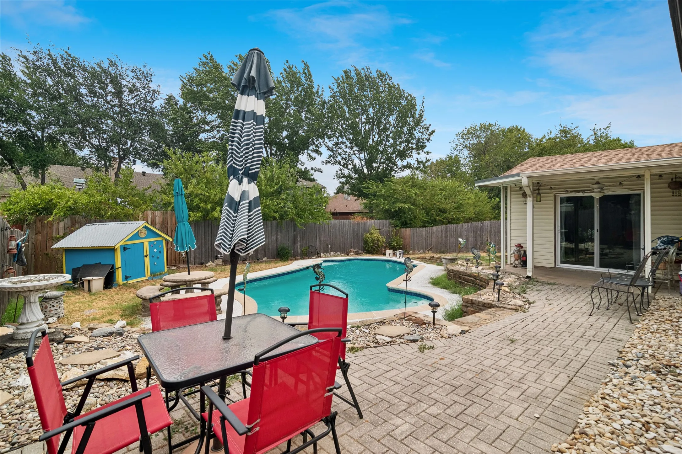 Single Family Residence For Sale in Dallas County , 2108 Pearl Lane, Irving, Texas 75060, 3 Bedroom, 2 Bathroom, 2 Garage spaces, 1,385 Sqft, built in 1971, mls#21388998, Real Estate Agent in Irving, Homes For Sale in Dallas county, Homes For Sale in Irving, Realtor in Irving Texas, Real Estate Brokerage Independent Realty Texas, Luminita Cordes Realtor