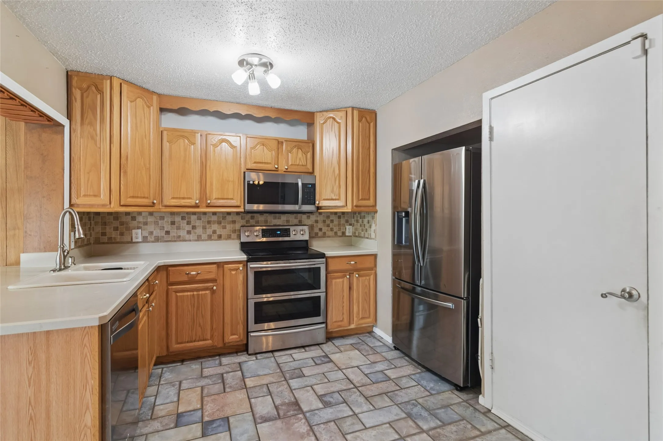 Single Family Residence For Sale in Dallas County , 2108 Pearl Lane, Irving, Texas 75060, 3 Bedroom, 2 Bathroom, 2 Garage spaces, 1,385 Sqft, built in 1971, mls#21388998, Real Estate Agent in Irving, Homes For Sale in Dallas county, Homes For Sale in Irving, Realtor in Irving Texas, Real Estate Brokerage Independent Realty Texas, Luminita Cordes Realtor