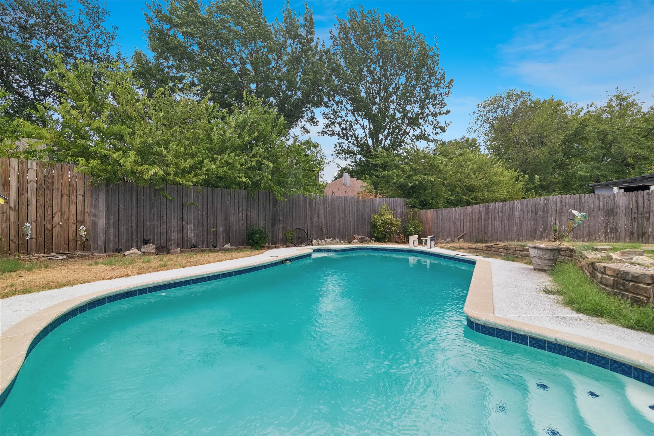 Single Family Residence For Sale in Dallas County , 2108 Pearl Lane, Irving, Texas 75060, 3 Bedroom, 2 Bathroom, 2 Garage spaces, 1,385 Sqft, built in 1971, mls#21388998, Real Estate Agent in Irving, Homes For Sale in Dallas county, Homes For Sale in Irving, Realtor in Irving Texas, Real Estate Brokerage Independent Realty Texas, Luminita Cordes Realtor