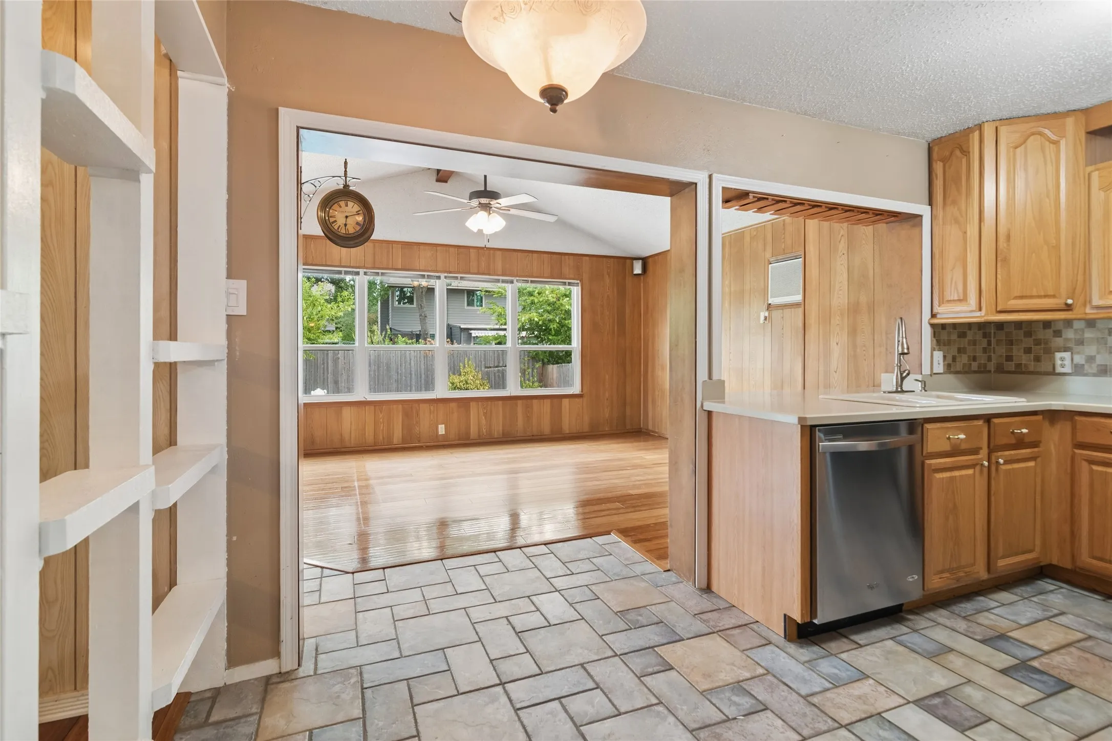 Single Family Residence For Sale in Dallas County , 2108 Pearl Lane, Irving, Texas 75060, 3 Bedroom, 2 Bathroom, 2 Garage spaces, 1,385 Sqft, built in 1971, mls#21388998, Real Estate Agent in Irving, Homes For Sale in Dallas county, Homes For Sale in Irving, Realtor in Irving Texas, Real Estate Brokerage Independent Realty Texas, Luminita Cordes Realtor