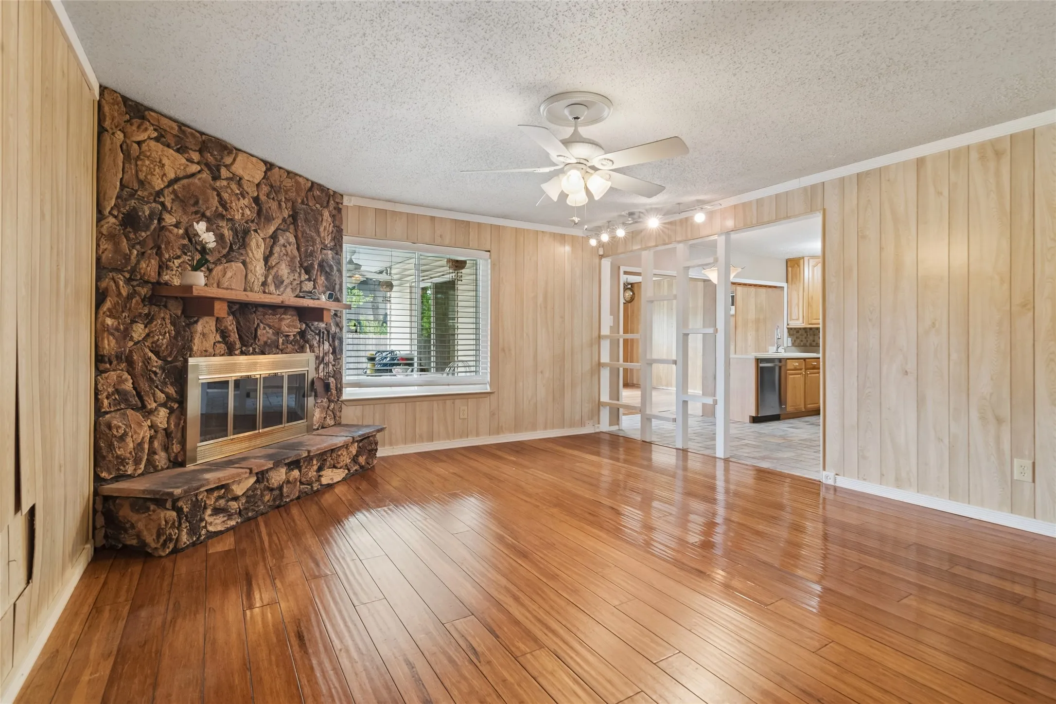 Single Family Residence For Sale in Dallas County , 2108 Pearl Lane, Irving, Texas 75060, 3 Bedroom, 2 Bathroom, 2 Garage spaces, 1,385 Sqft, built in 1971, mls#21388998, Real Estate Agent in Irving, Homes For Sale in Dallas county, Homes For Sale in Irving, Realtor in Irving Texas, Real Estate Brokerage Independent Realty Texas, Luminita Cordes Realtor