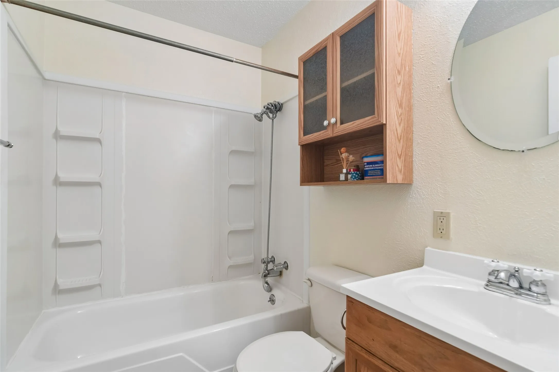 Single Family Residence For Sale in Dallas County , 2108 Pearl Lane, Irving, Texas 75060, 3 Bedroom, 2 Bathroom, 2 Garage spaces, 1,385 Sqft, built in 1971, mls#21388998, Real Estate Agent in Irving, Homes For Sale in Dallas county, Homes For Sale in Irving, Realtor in Irving Texas, Real Estate Brokerage Independent Realty Texas, Luminita Cordes Realtor