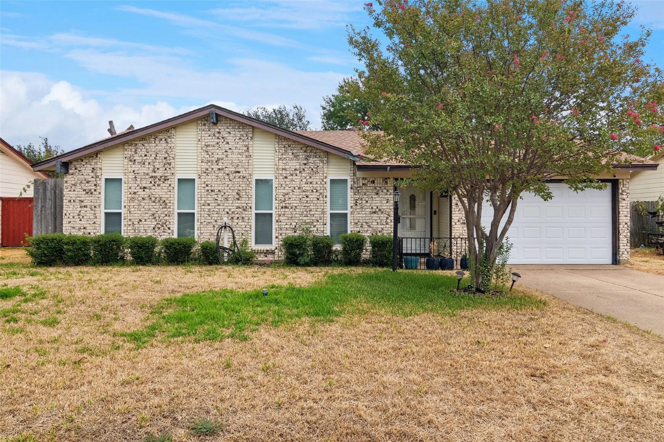 Single Family Residence For Sale in Dallas County , 2108 Pearl Lane, Irving, Texas 75060, 3 Bedroom, 2 Bathroom, 2 Garage spaces, 1,385 Sqft, built in 1971, mls#21388998, Real Estate Agent in Irving, Homes For Sale in Dallas county, Homes For Sale in Irving, Realtor in Irving Texas, Real Estate Brokerage Independent Realty Texas, Luminita Cordes Realtor