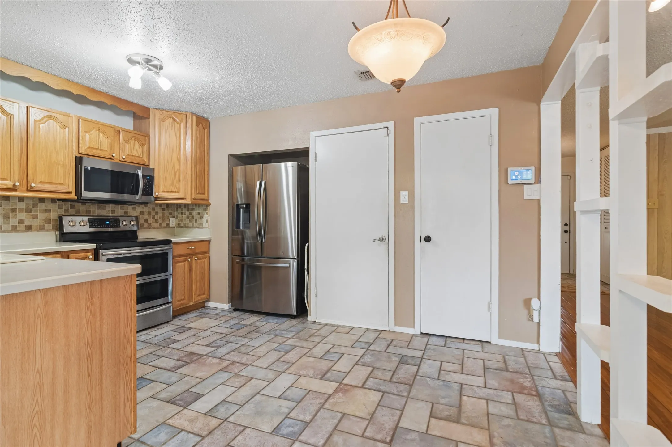 Single Family Residence For Sale in Dallas County , 2108 Pearl Lane, Irving, Texas 75060, 3 Bedroom, 2 Bathroom, 2 Garage spaces, 1,385 Sqft, built in 1971, mls#21388998, Real Estate Agent in Irving, Homes For Sale in Dallas county, Homes For Sale in Irving, Realtor in Irving Texas, Real Estate Brokerage Independent Realty Texas, Luminita Cordes Realtor