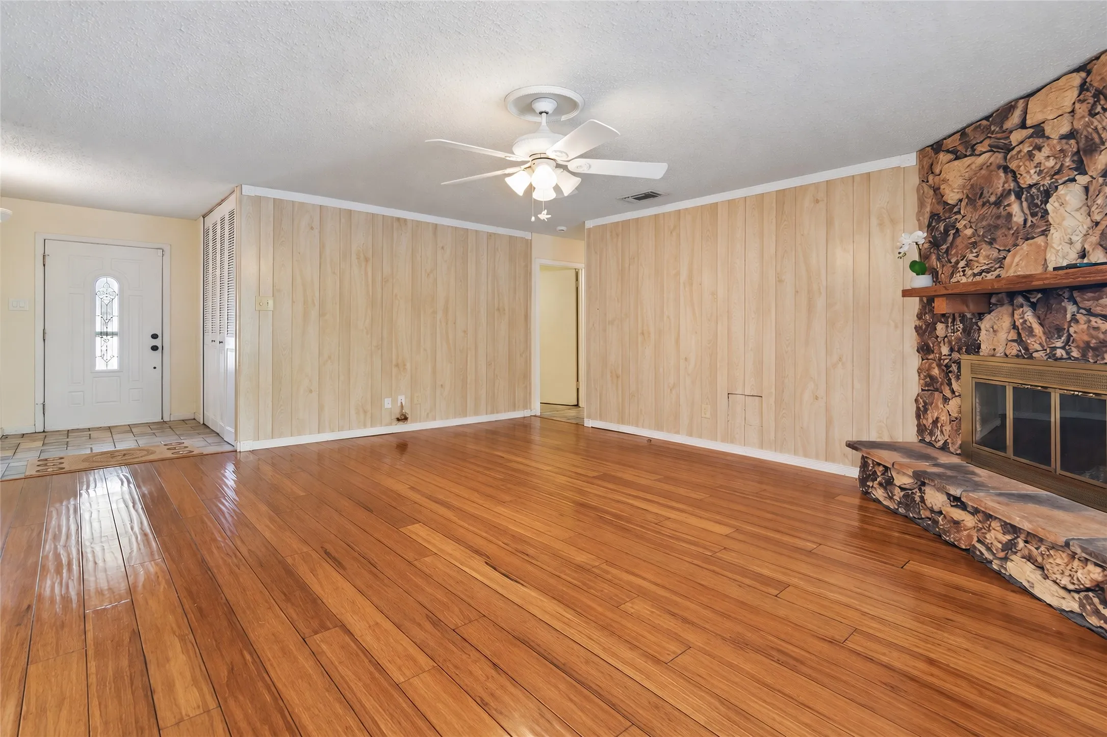 Single Family Residence For Sale in Dallas County , 2108 Pearl Lane, Irving, Texas 75060, 3 Bedroom, 2 Bathroom, 2 Garage spaces, 1,385 Sqft, built in 1971, mls#21388998, Real Estate Agent in Irving, Homes For Sale in Dallas county, Homes For Sale in Irving, Realtor in Irving Texas, Real Estate Brokerage Independent Realty Texas, Luminita Cordes Realtor