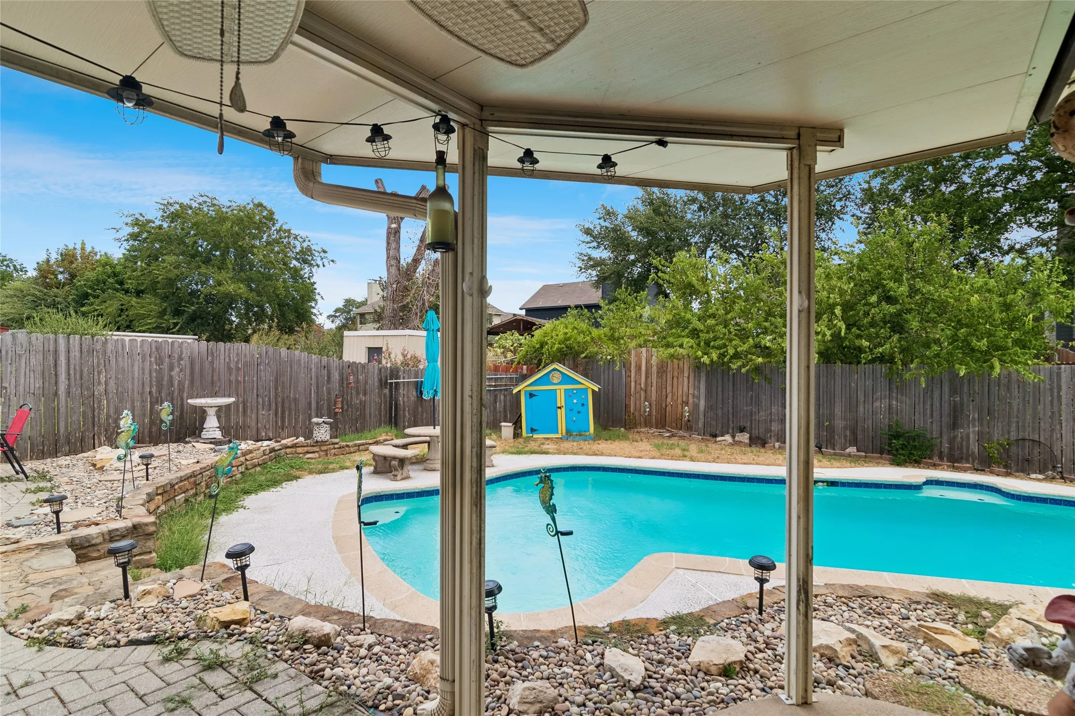 Single Family Residence For Sale in Dallas County , 2108 Pearl Lane, Irving, Texas 75060, 3 Bedroom, 2 Bathroom, 2 Garage spaces, 1,385 Sqft, built in 1971, mls#21388998, Real Estate Agent in Irving, Homes For Sale in Dallas county, Homes For Sale in Irving, Realtor in Irving Texas, Real Estate Brokerage Independent Realty Texas, Luminita Cordes Realtor