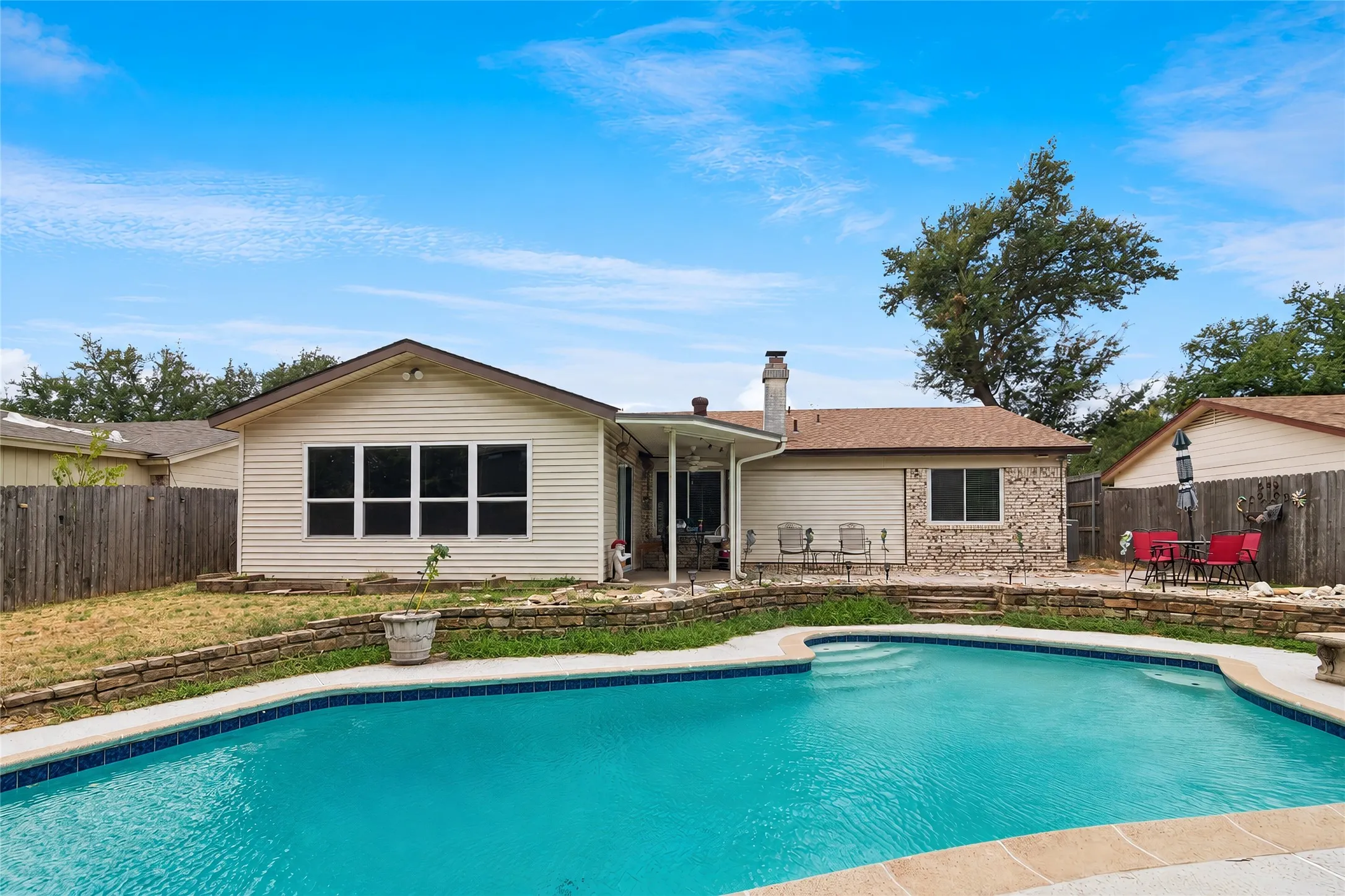 Single Family Residence For Sale in Dallas County , 2108 Pearl Lane, Irving, Texas 75060, 3 Bedroom, 2 Bathroom, 2 Garage spaces, 1,385 Sqft, built in 1971, mls#21388998, Real Estate Agent in Irving, Homes For Sale in Dallas county, Homes For Sale in Irving, Realtor in Irving Texas, Real Estate Brokerage Independent Realty Texas, Luminita Cordes Realtor