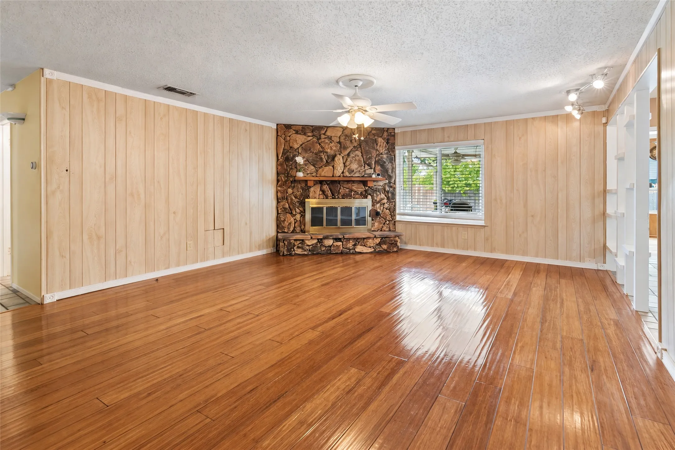 Single Family Residence For Sale in Dallas County , 2108 Pearl Lane, Irving, Texas 75060, 3 Bedroom, 2 Bathroom, 2 Garage spaces, 1,385 Sqft, built in 1971, mls#21388998, Real Estate Agent in Irving, Homes For Sale in Dallas county, Homes For Sale in Irving, Realtor in Irving Texas, Real Estate Brokerage Independent Realty Texas, Luminita Cordes Realtor