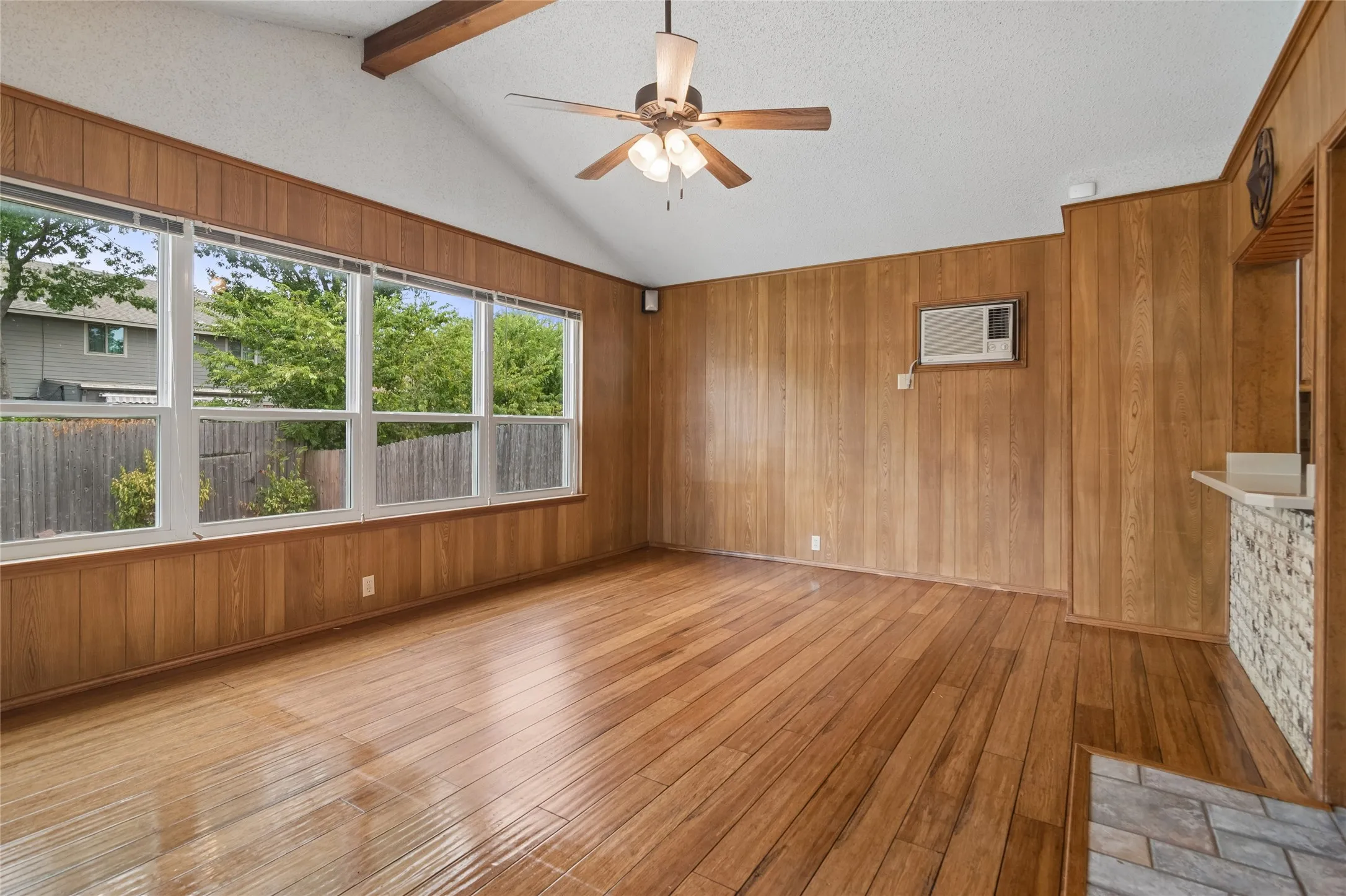 Single Family Residence For Sale in Dallas County , 2108 Pearl Lane, Irving, Texas 75060, 3 Bedroom, 2 Bathroom, 2 Garage spaces, 1,385 Sqft, built in 1971, mls#21388998, Real Estate Agent in Irving, Homes For Sale in Dallas county, Homes For Sale in Irving, Realtor in Irving Texas, Real Estate Brokerage Independent Realty Texas, Luminita Cordes Realtor