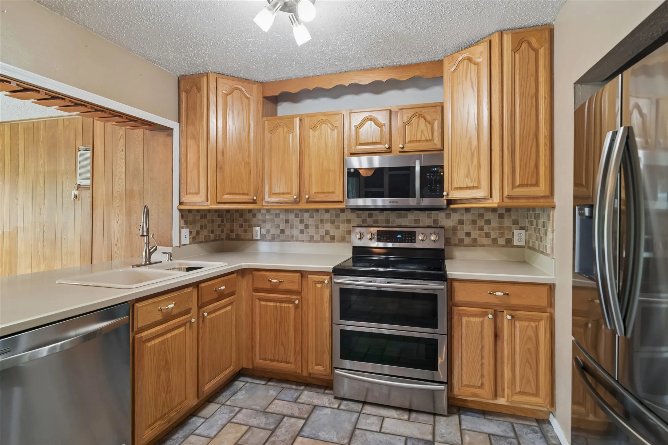 Single Family Residence For Sale in Dallas County , 2108 Pearl Lane, Irving, Texas 75060, 3 Bedroom, 2 Bathroom, 2 Garage spaces, 1,385 Sqft, built in 1971, mls#21388998, Real Estate Agent in Irving, Homes For Sale in Dallas county, Homes For Sale in Irving, Realtor in Irving Texas, Real Estate Brokerage Independent Realty Texas, Luminita Cordes Realtor