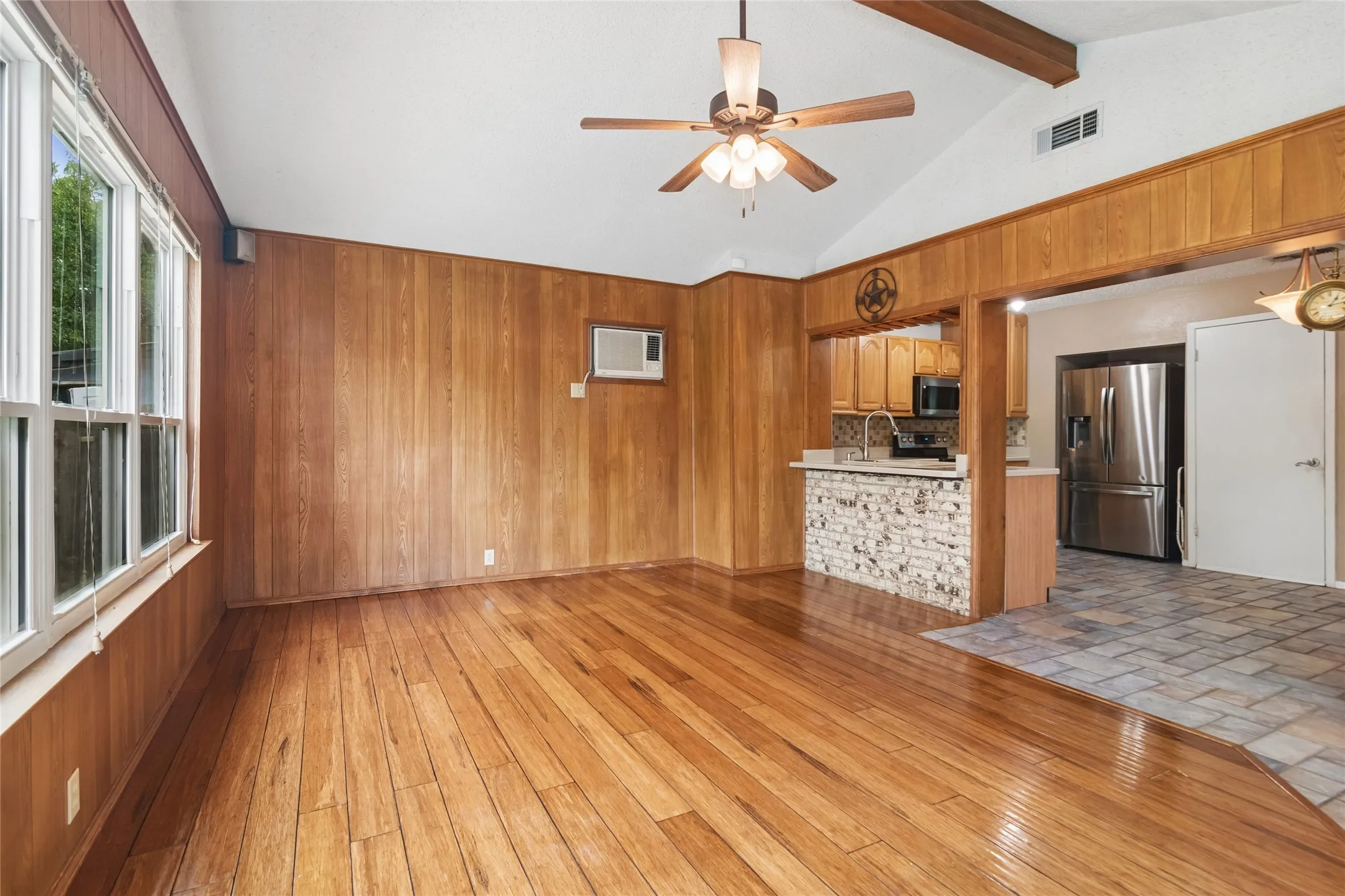 Single Family Residence For Sale in Dallas County , 2108 Pearl Lane, Irving, Texas 75060, 3 Bedroom, 2 Bathroom, 2 Garage spaces, 1,385 Sqft, built in 1971, mls#21388998, Real Estate Agent in Irving, Homes For Sale in Dallas county, Homes For Sale in Irving, Realtor in Irving Texas, Real Estate Brokerage Independent Realty Texas, Luminita Cordes Realtor