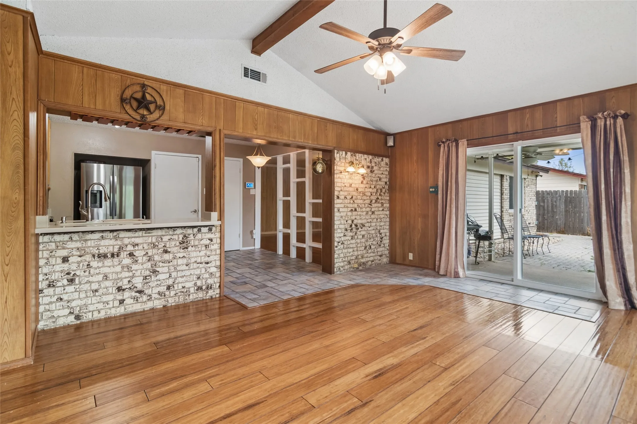 Single Family Residence For Sale in Dallas County , 2108 Pearl Lane, Irving, Texas 75060, 3 Bedroom, 2 Bathroom, 2 Garage spaces, 1,385 Sqft, built in 1971, mls#21388998, Real Estate Agent in Irving, Homes For Sale in Dallas county, Homes For Sale in Irving, Realtor in Irving Texas, Real Estate Brokerage Independent Realty Texas, Luminita Cordes Realtor