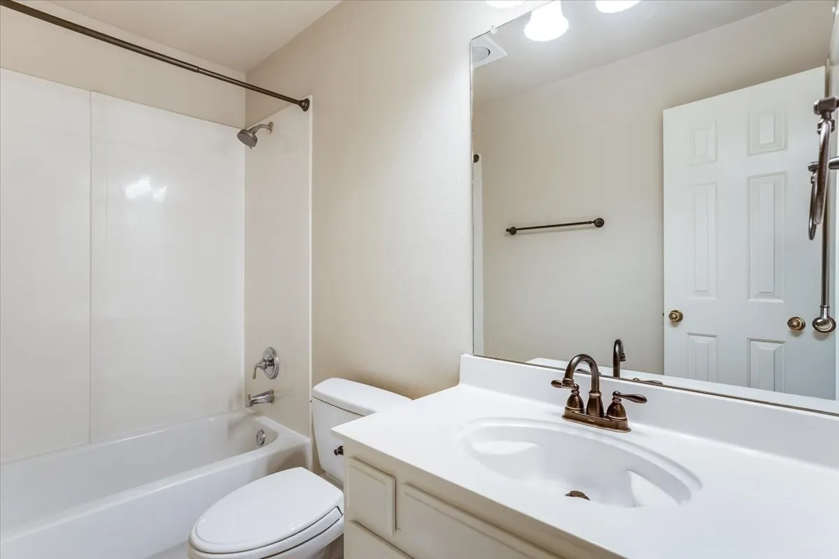 Ensuite bath bedroom #4