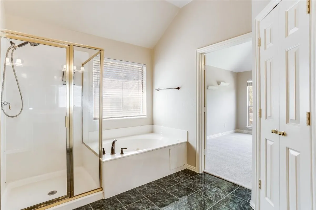 Separate tub/shower