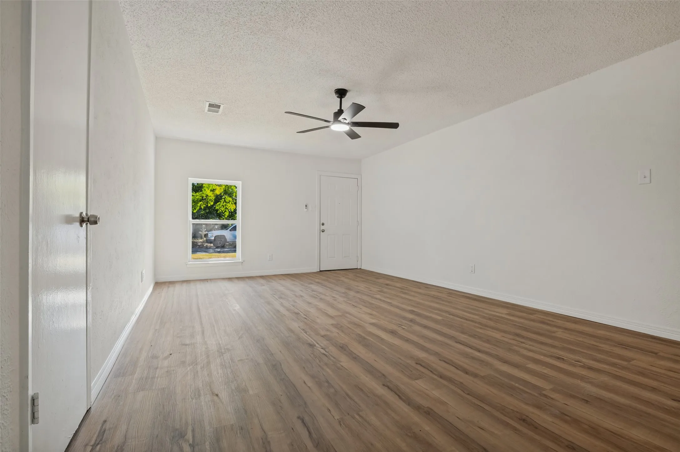 Single Family Residence For Sale in Dallas County , 1617 Avenue A, Grand Prairie, Texas 75051, 3 Bedroom, 1 Bathroom, 1 Garage spaces, 1,090 Sqft, built in 1970, mls#21386565, Real Estate Agent in Grand Prairie, Homes For Sale in Dallas county, Homes For Sale in Grand Prairie, Realtor in Grand Prairie Texas, Real Estate Brokerage Independent Realty Texas, Luminita Cordes Realtor