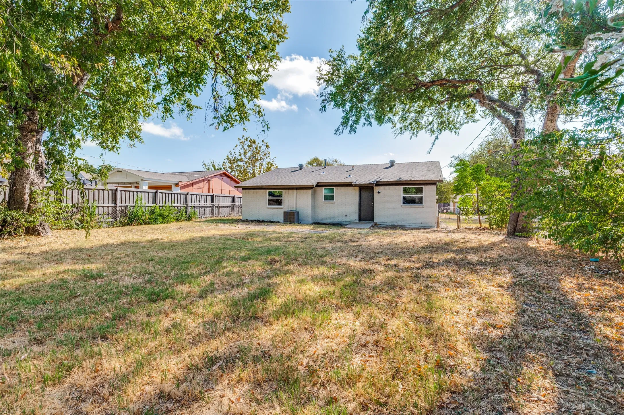 Single Family Residence For Sale in Dallas County , 1617 Avenue A, Grand Prairie, Texas 75051, 3 Bedroom, 1 Bathroom, 1 Garage spaces, 1,090 Sqft, built in 1970, mls#21386565, Real Estate Agent in Grand Prairie, Homes For Sale in Dallas county, Homes For Sale in Grand Prairie, Realtor in Grand Prairie Texas, Real Estate Brokerage Independent Realty Texas, Luminita Cordes Realtor
