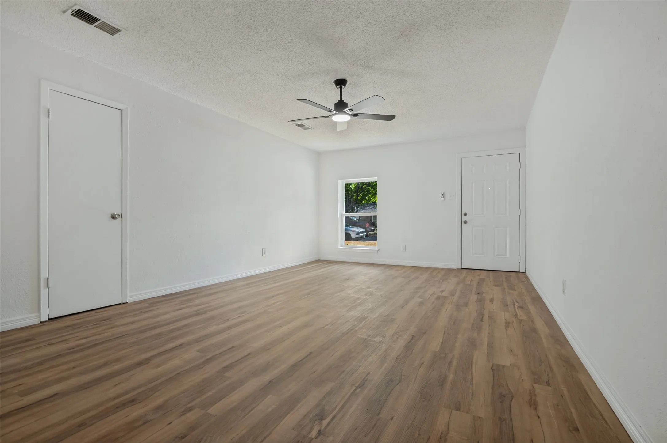 Single Family Residence For Sale in Dallas County , 1617 Avenue A, Grand Prairie, Texas 75051, 3 Bedroom, 1 Bathroom, 1 Garage spaces, 1,090 Sqft, built in 1970, mls#21386565, Real Estate Agent in Grand Prairie, Homes For Sale in Dallas county, Homes For Sale in Grand Prairie, Realtor in Grand Prairie Texas, Real Estate Brokerage Independent Realty Texas, Luminita Cordes Realtor