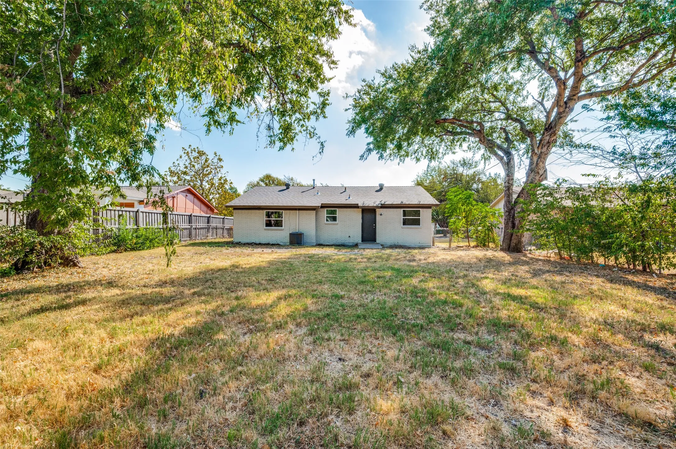 Single Family Residence For Sale in Dallas County , 1617 Avenue A, Grand Prairie, Texas 75051, 3 Bedroom, 1 Bathroom, 1 Garage spaces, 1,090 Sqft, built in 1970, mls#21386565, Real Estate Agent in Grand Prairie, Homes For Sale in Dallas county, Homes For Sale in Grand Prairie, Realtor in Grand Prairie Texas, Real Estate Brokerage Independent Realty Texas, Luminita Cordes Realtor