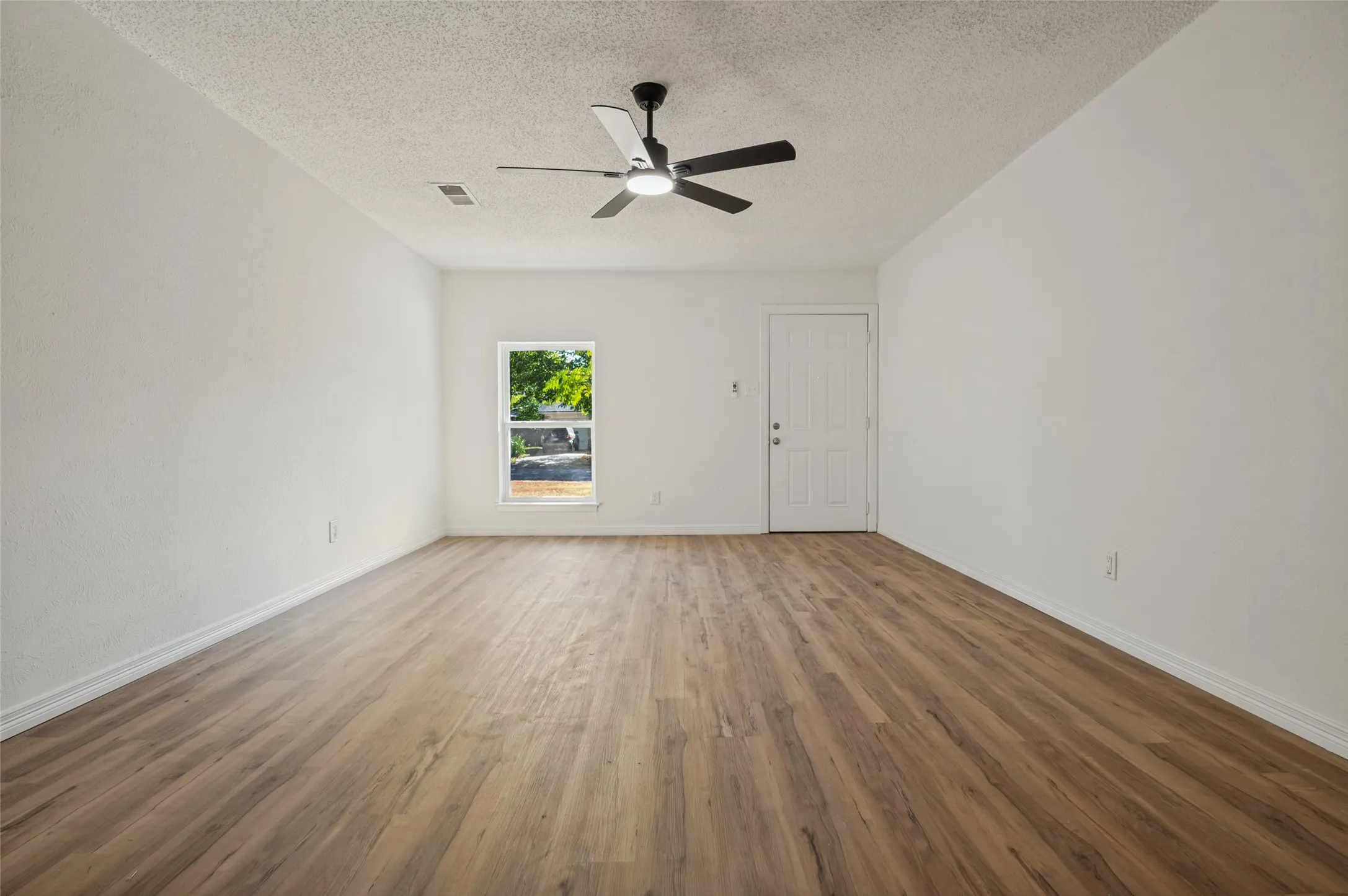 Single Family Residence For Sale in Dallas County , 1617 Avenue A, Grand Prairie, Texas 75051, 3 Bedroom, 1 Bathroom, 1 Garage spaces, 1,090 Sqft, built in 1970, mls#21386565, Real Estate Agent in Grand Prairie, Homes For Sale in Dallas county, Homes For Sale in Grand Prairie, Realtor in Grand Prairie Texas, Real Estate Brokerage Independent Realty Texas, Luminita Cordes Realtor